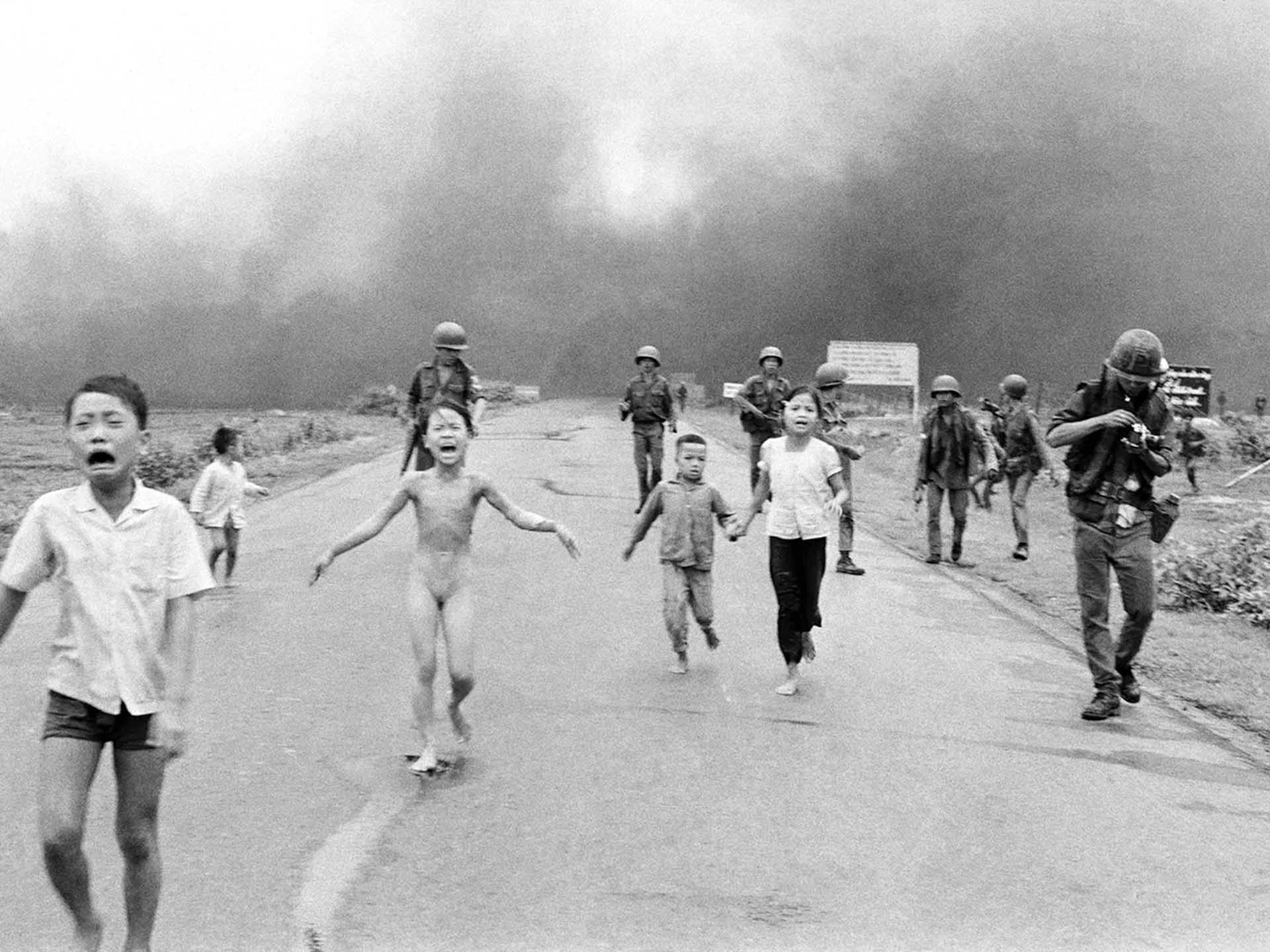 Bức ảnh “Em bé Napalm” của nhiếp ảnh gia Nick Út. (Nguồn: AP)