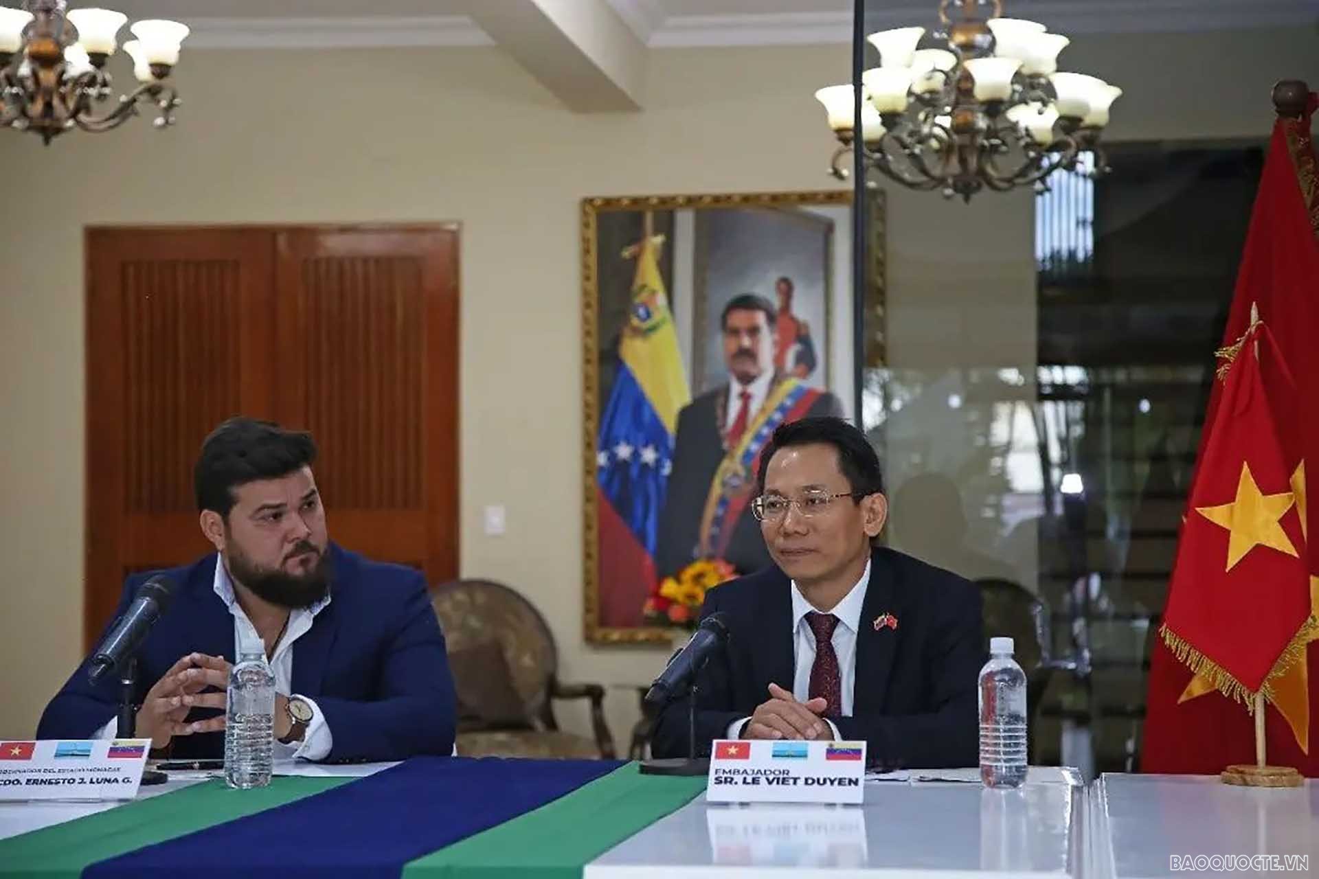 Đại sứ Lê Viết Duyên và Thống đốc bang Monagas Ernesto Luna.