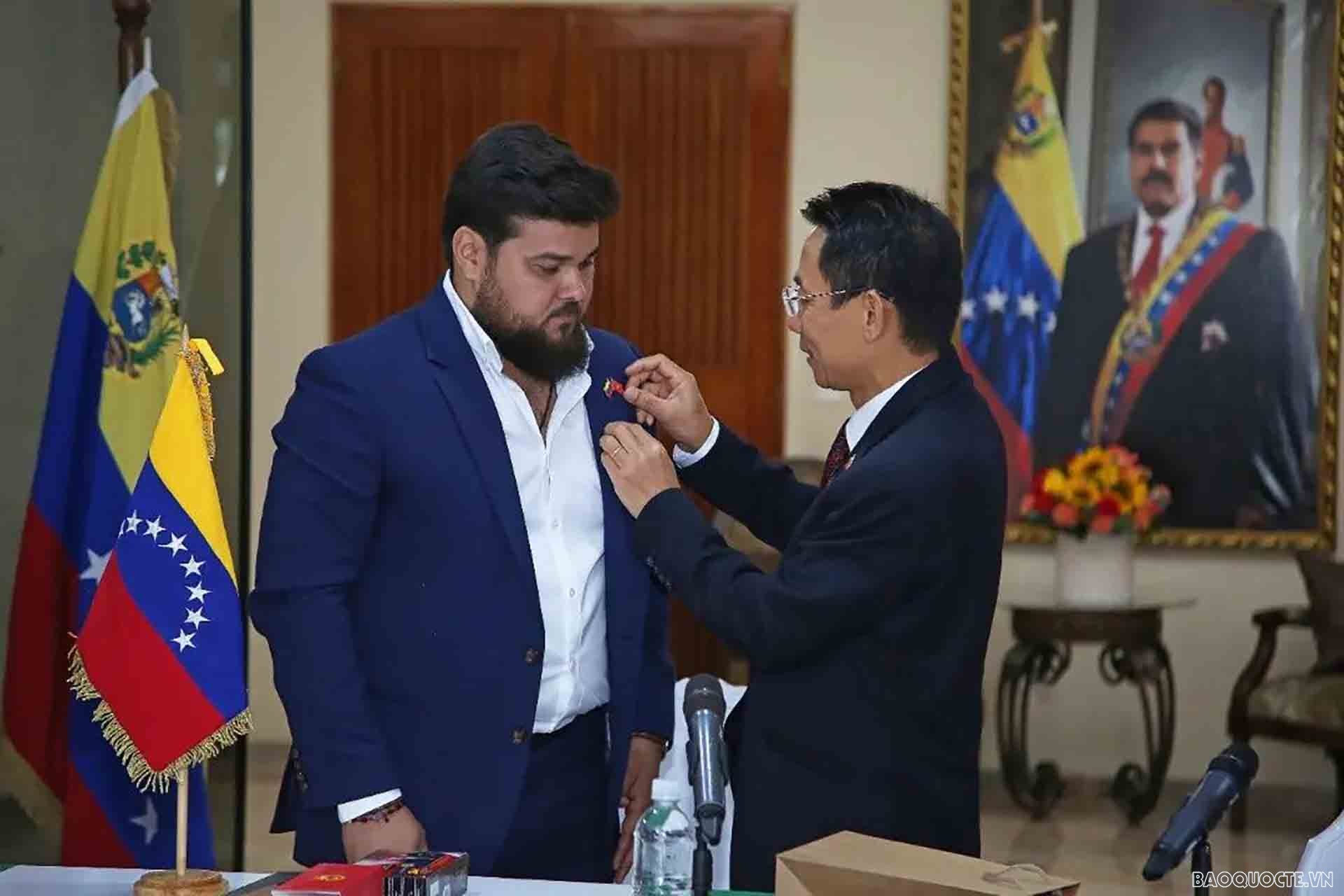 Đại sứ Lê Viết Duyên và Thống đốc bang Monagas Ernesto Luna.