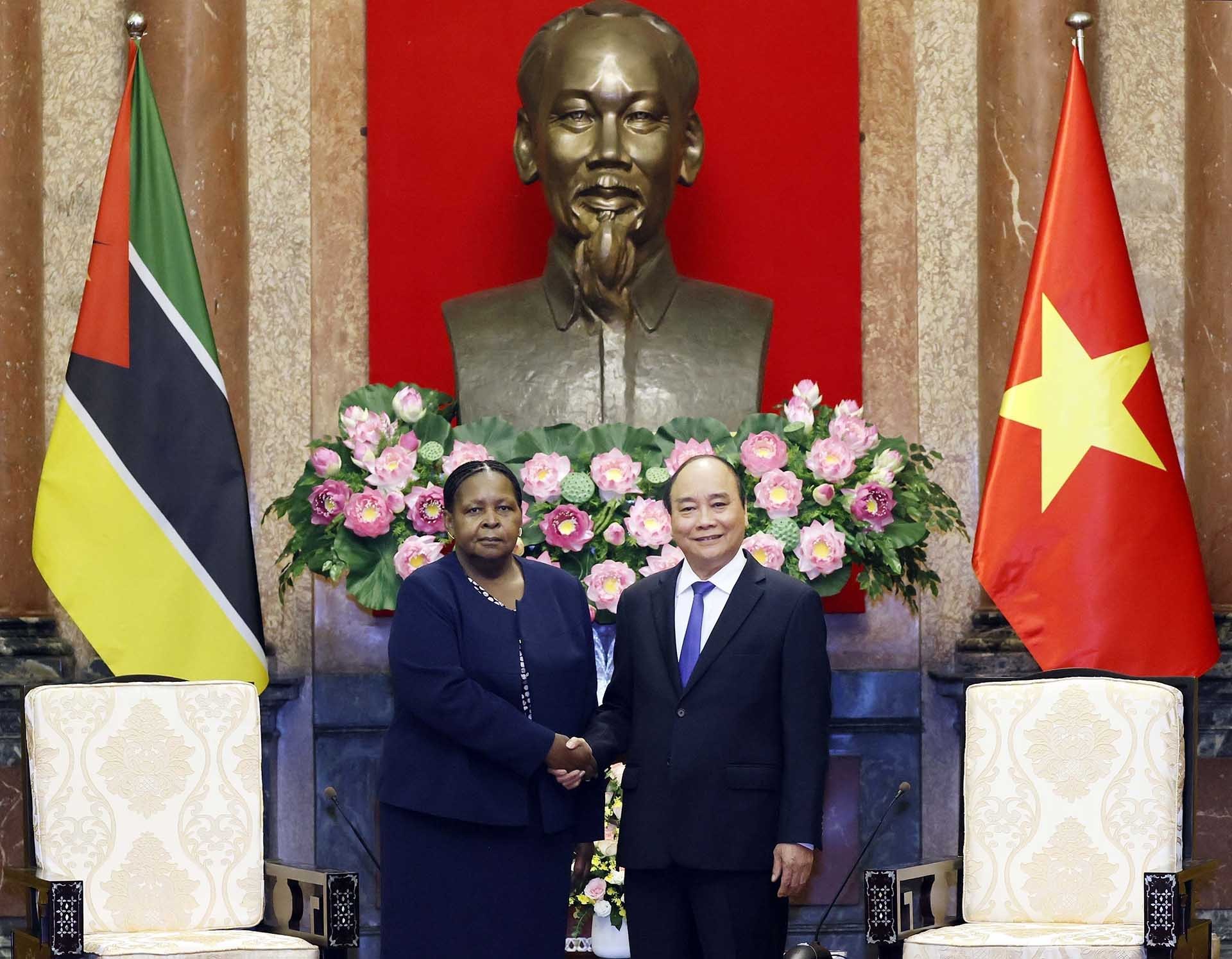 Chủ tịch nước Nguyễn Xuân Phúc tiếp Chủ tịch Quốc hội Cộng hòa Mozambique. (Nguồn: TTXVN)