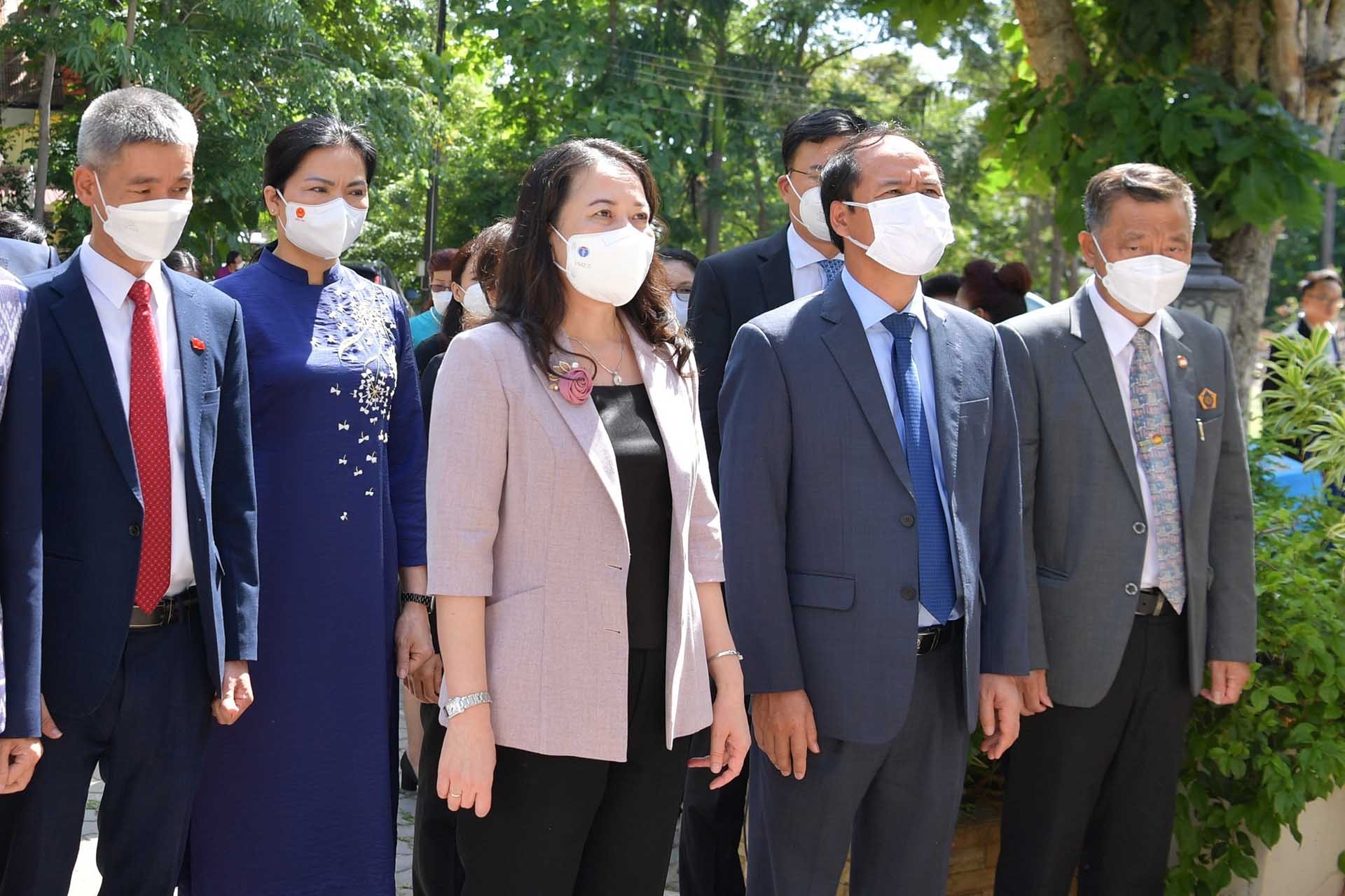 Phó Chủ tịch nước Võ Thị Ánh Xuân cùng Đoàn công tác dâng hương tại Đài tưởng niệm năm vị tiền bối cách mạng. (Nguồn: TTXVN)