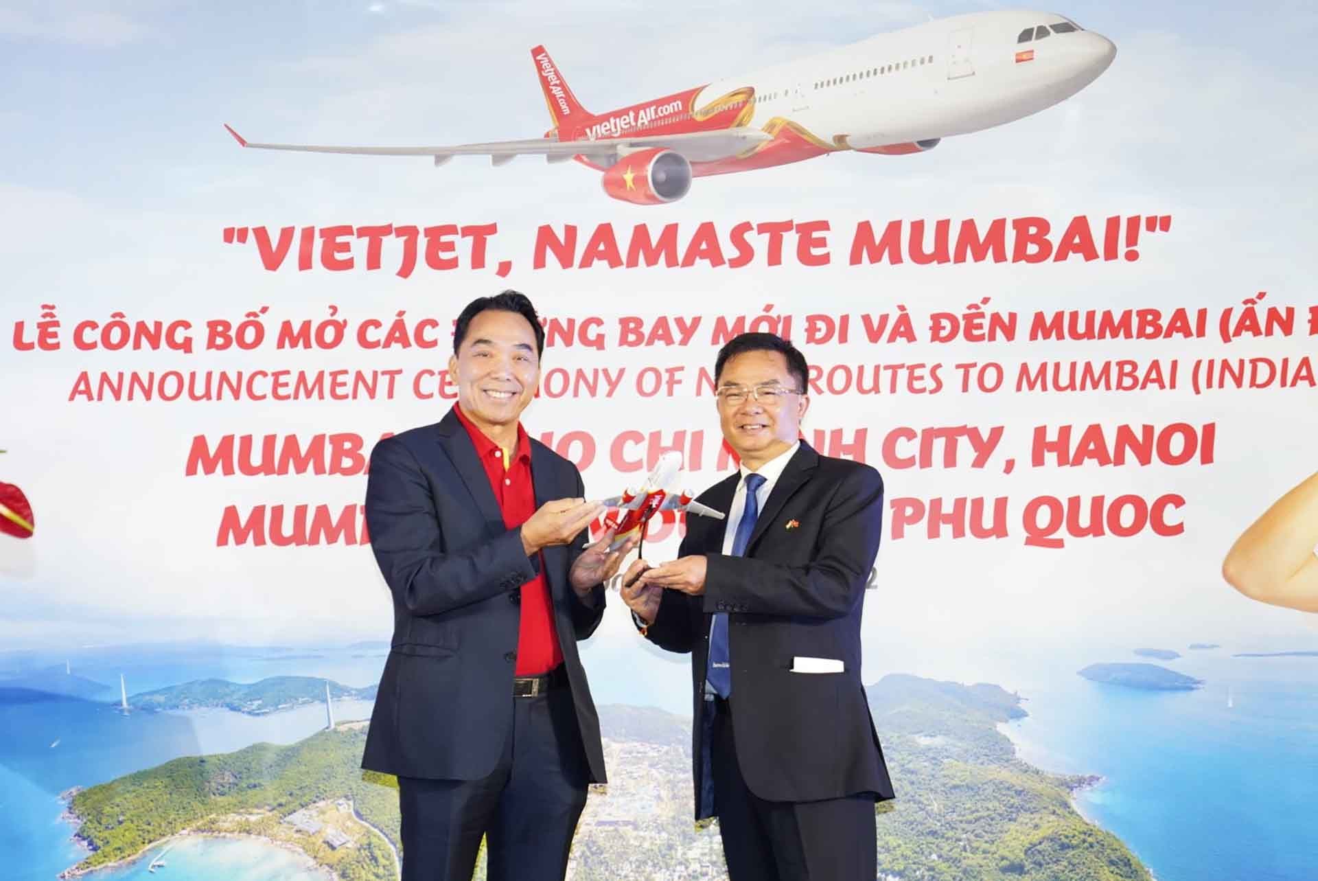 Ông Nguyễn Anh Tuấn, Thành viên Hội đồng quản tri Vietjet tặng quà lưu niệm cho ông Hoàng Tùng, Tổng Lãnh sự Việt Nam tại Mumbai.