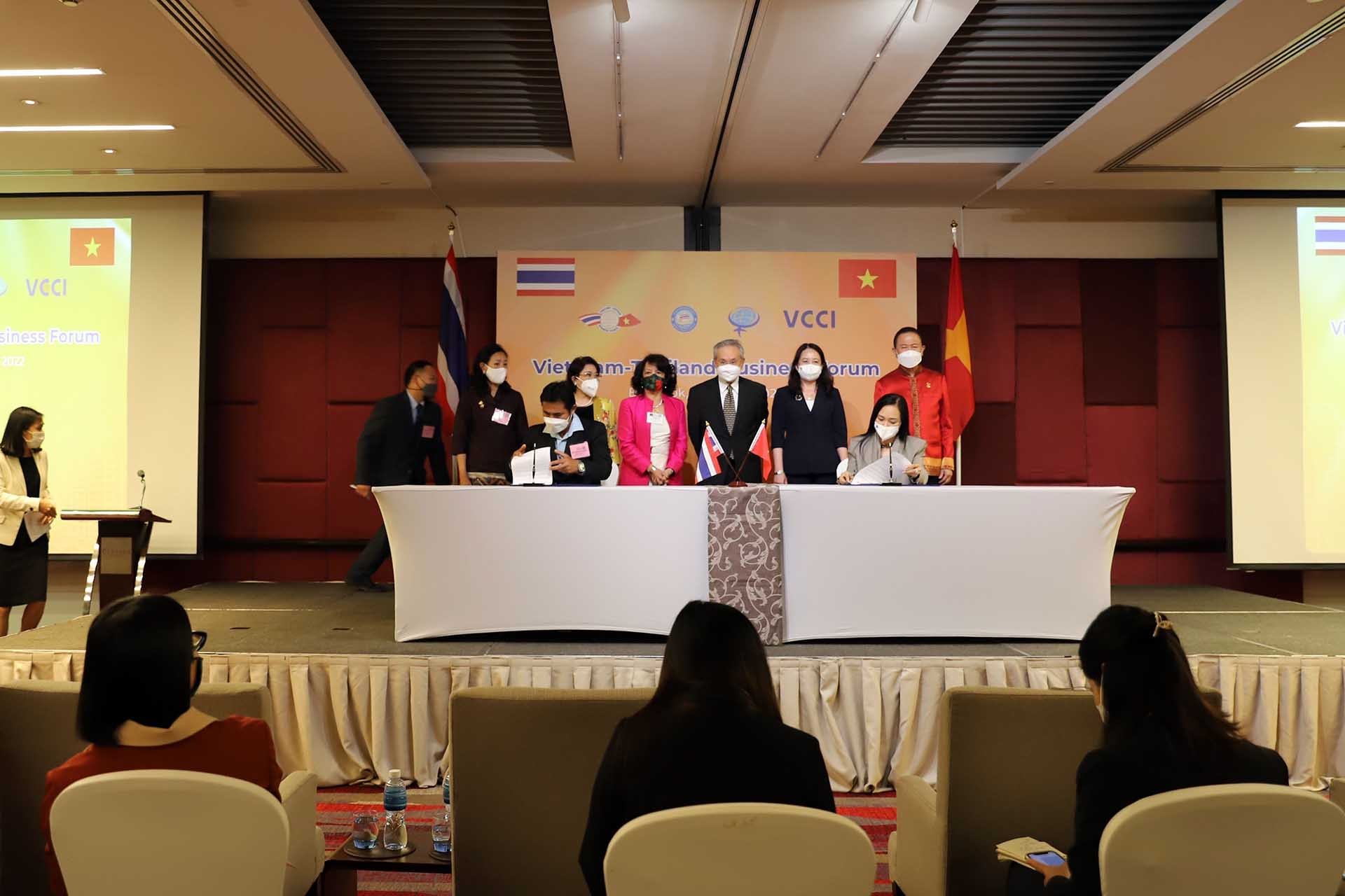 Phó Chủ tịch nước Võ Thị Ánh Xuân và Phó Thủ tướng kiêm Bộ trưởng Ngoại giao Thái Lan Don Pramudwinai chứng kiến Lễ ký kết biên bản ghi nhớ giữa các doanh nghiệp. (Nguồn: TTXVN)