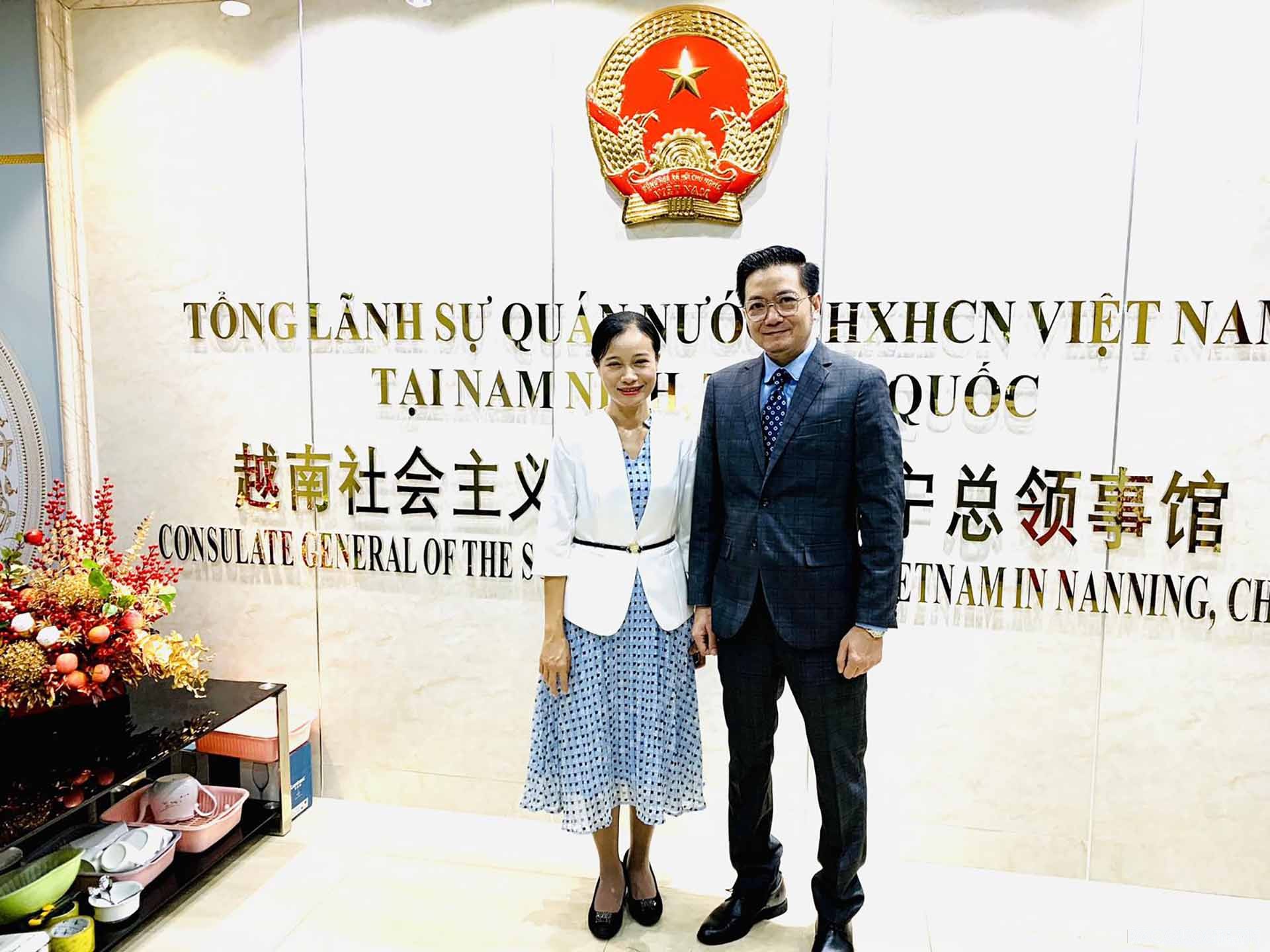 Tổng lãnh sự Việt Nam tại Nam Ninh Đỗ Nam Trung tiếp Tiến sĩ Vi Triều Huy, tân Tổng thư ký Ban thư ký Hội chợ Trung Quốc-ASEAN .