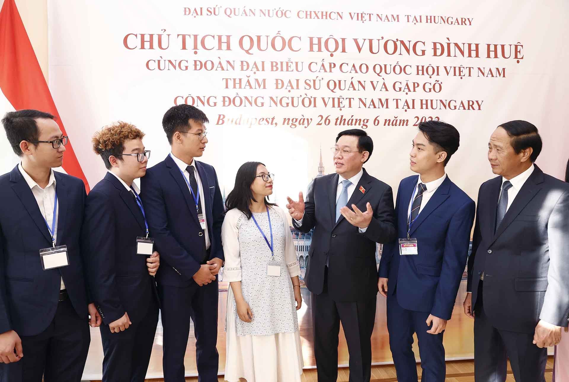 Chủ tịch Quốc hội Vương Đình Huệ với sinh viên Việt Nam theo học tập, nghiên cứu tại Hungary. (Nguồn: TTXVN)