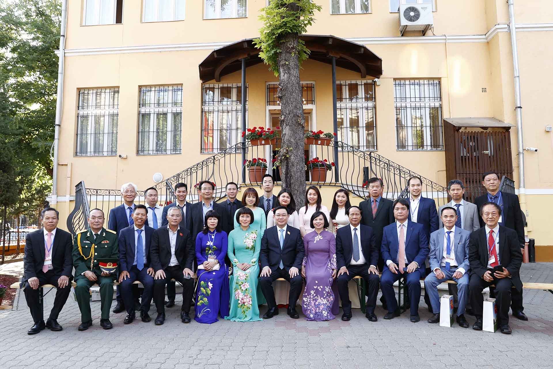 Chủ tịch Quốc hội Vương Đình Huệ với cán bộ, nhân viên Đại sứ quán và cộng đồng người Việt tại Hungary. (Nguồn: TTXVN)