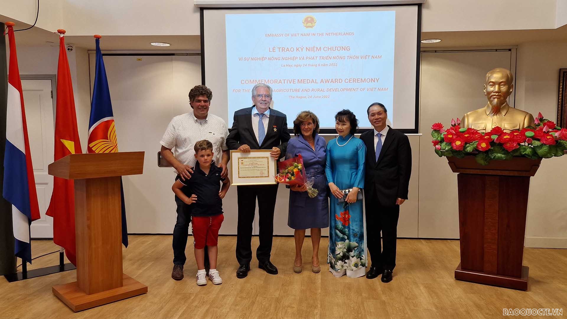 เอกอัครราชทูต Pham Viet Anh มอบเหรียญและดอกไม้แสดงความยินดีกับคุณ Cees Veerman และครอบครัว