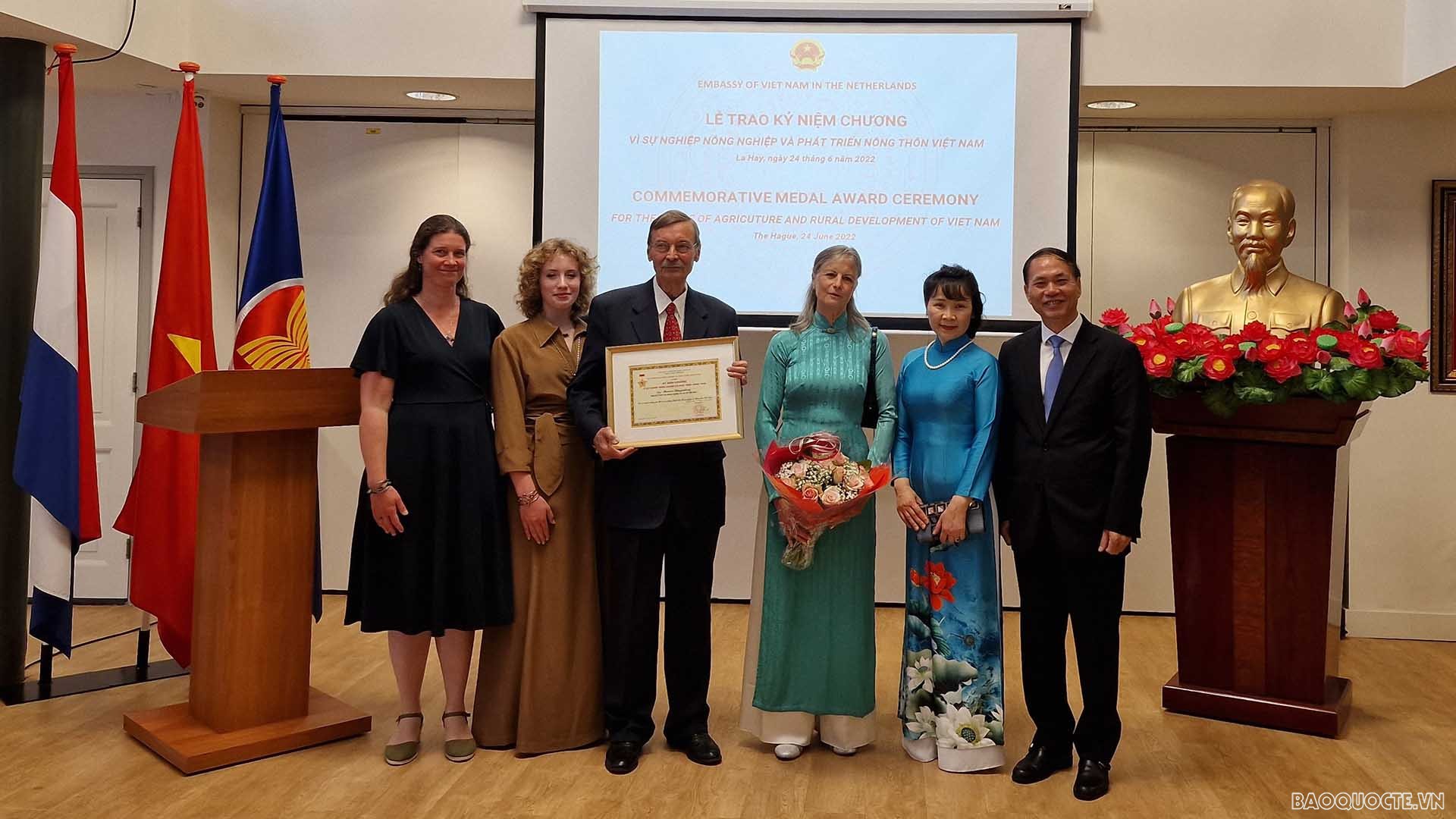 เอกอัครราชทูต Pham Viet Anh มอบเหรียญและดอกไม้แสดงความยินดีกับนาย Marcus Slingenberg และครอบครัว