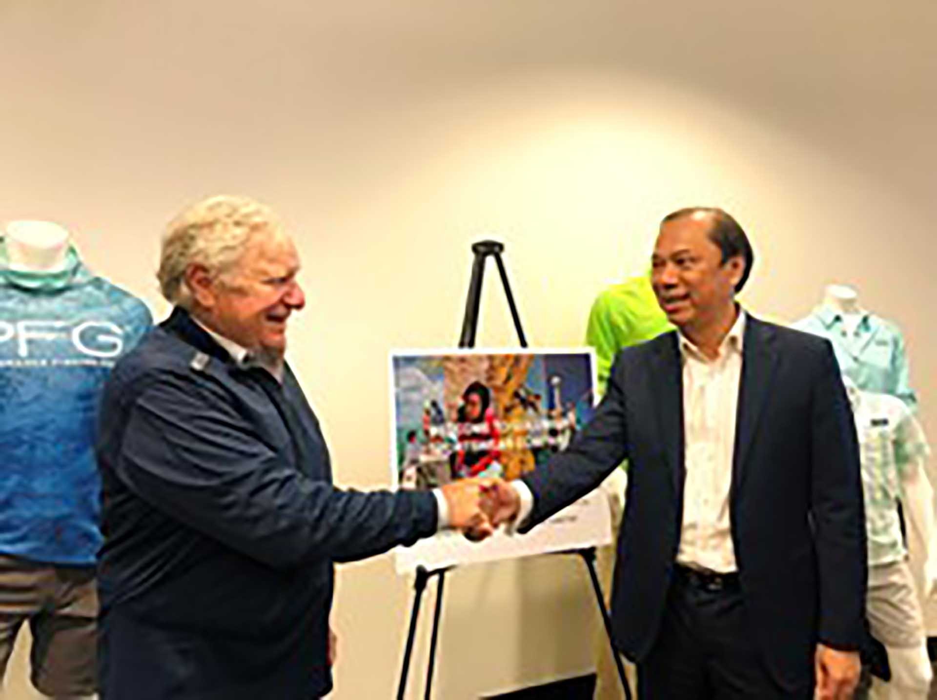 Đại sứ Nguyễn Quốc Dũng gặp ông Timothy Boyle, Chủ tịch kiêm Tổng giám đốc của tập đoàn Columbia Sportswear. Đại sứ Nguyễn Quốc Dũng gặp ông Timothy Boyle, Chủ tịch kiêm Tổng giám đốc của tập đoàn Columbia Sportswear.