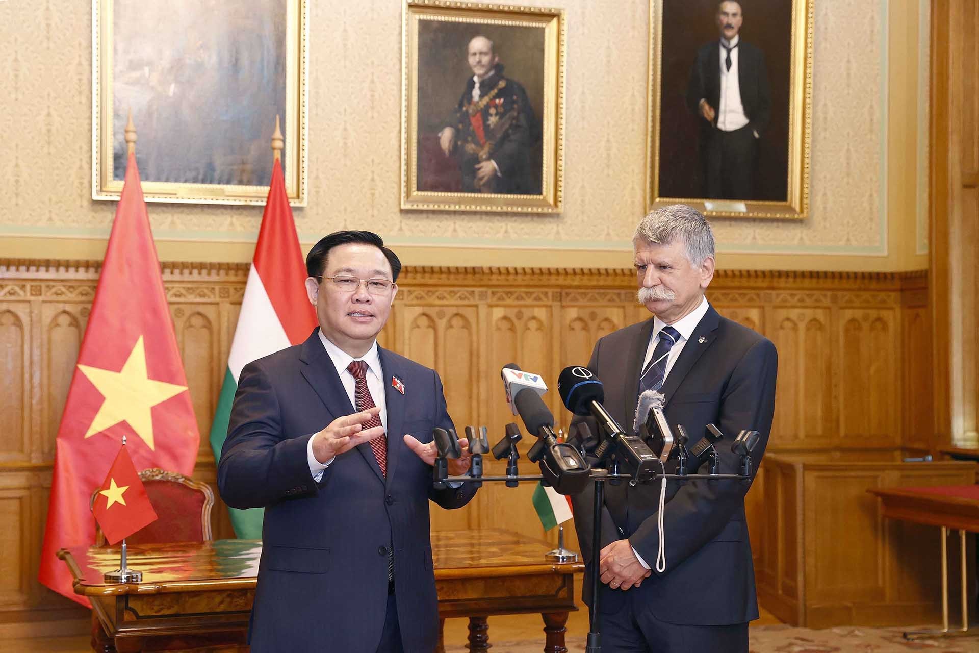 Chủ tịch Quốc hội Vương Đình Huệ và Chủ tịch Quốc hội Hungary László Kövér gặp gỡ báo chí. (Nguồn: TTXVN)
