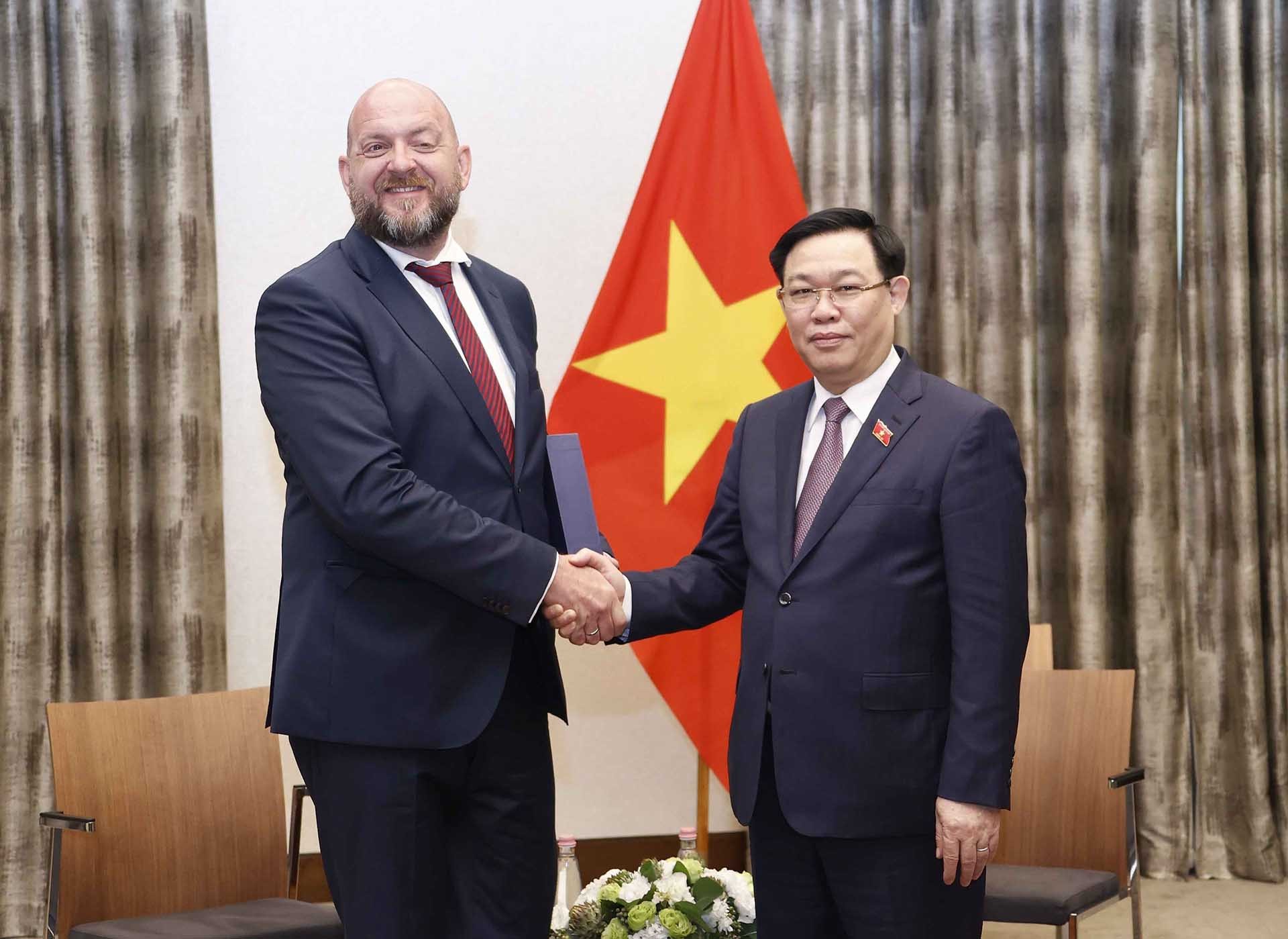 Chủ tịch Quốc hội Vương Đình Huệ tiếp ông Tibor Novák, Giám đốc Công ty Gedeon Richter. (Nguồn: TTXVN)