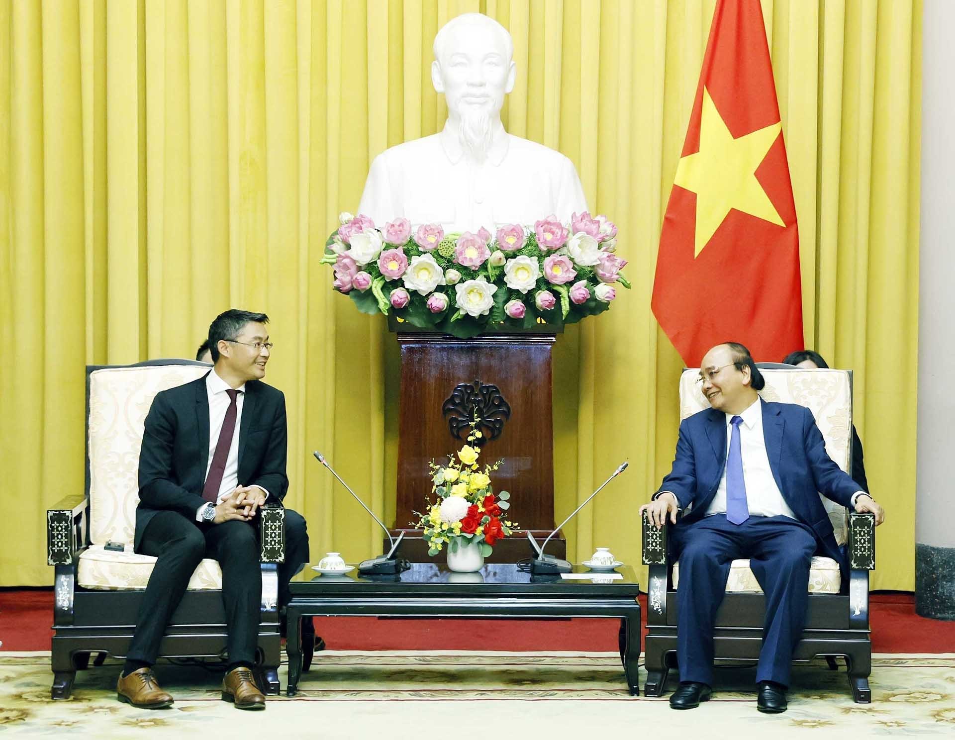 Chủ tịch nước Nguyễn Xuân Phúc, Lãnh sự danh dự Việt Nam tại Thụy Sĩ Philipp Rosler với các đại biểu. (Nguồn: TTXVN)