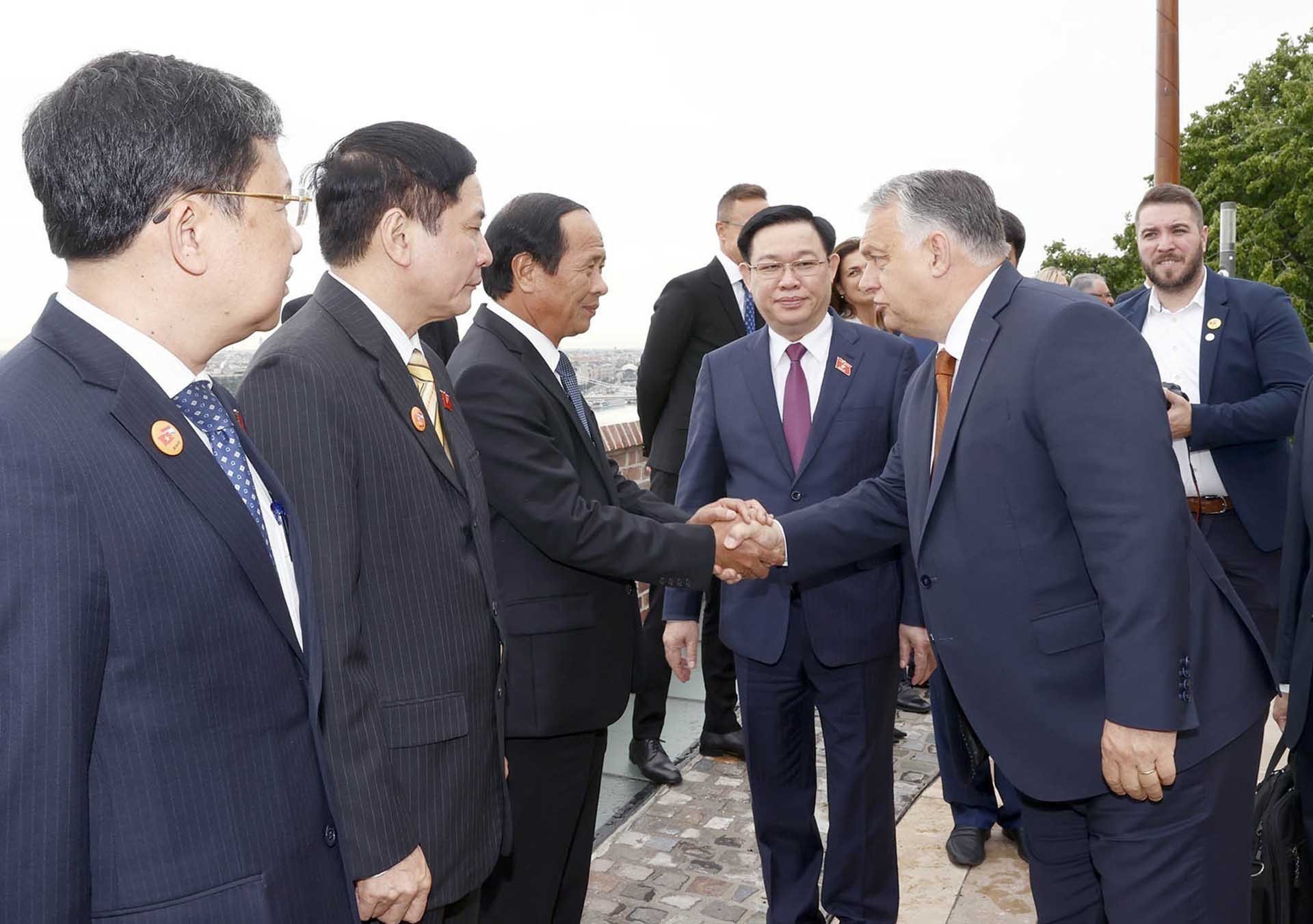 Chủ tịch Quốc hội Vương Đình Huệ giới thiệu với Thủ tướng Hungary Viktor Orbán các thành viên Đoàn đại biểu Việt Nam. (Nguồn: TTXVN)