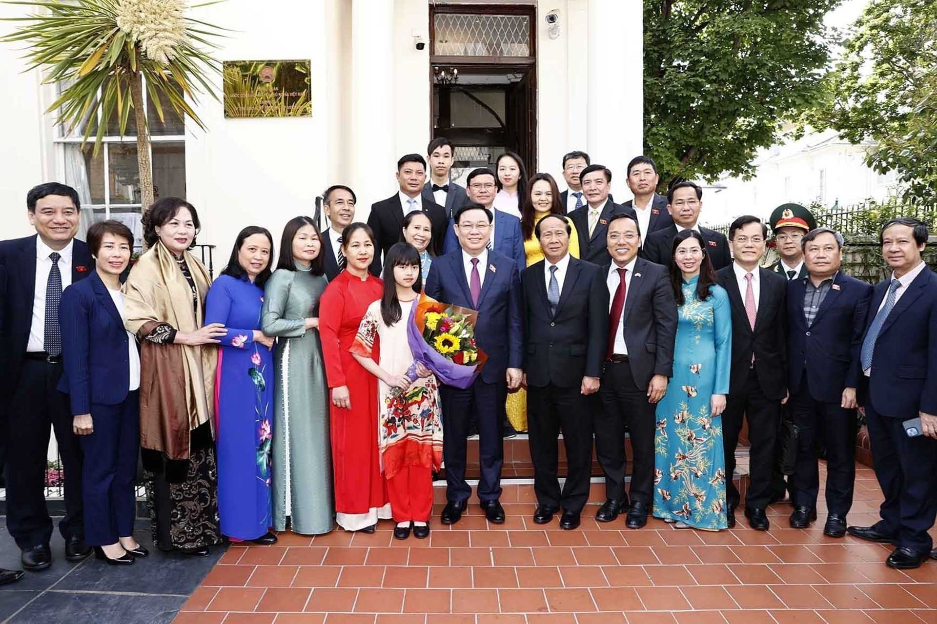 Chủ tịch Quốc hội Vương Đình Huệ với các đại biểu. (Nguồn: TTXVN)