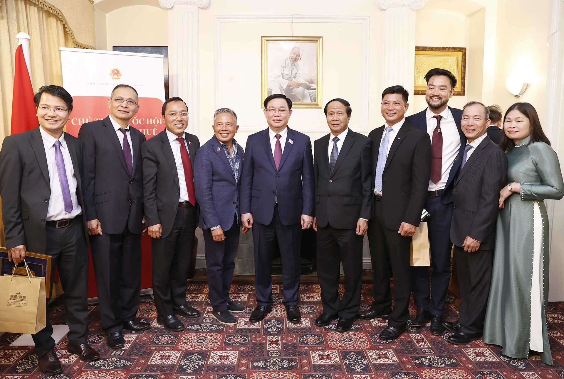 Chủ tịch Quốc hội Vương Đình Huệ với cộng đồng người Việt tại Vương quốc Anh. (Nguồn: TTXVN)