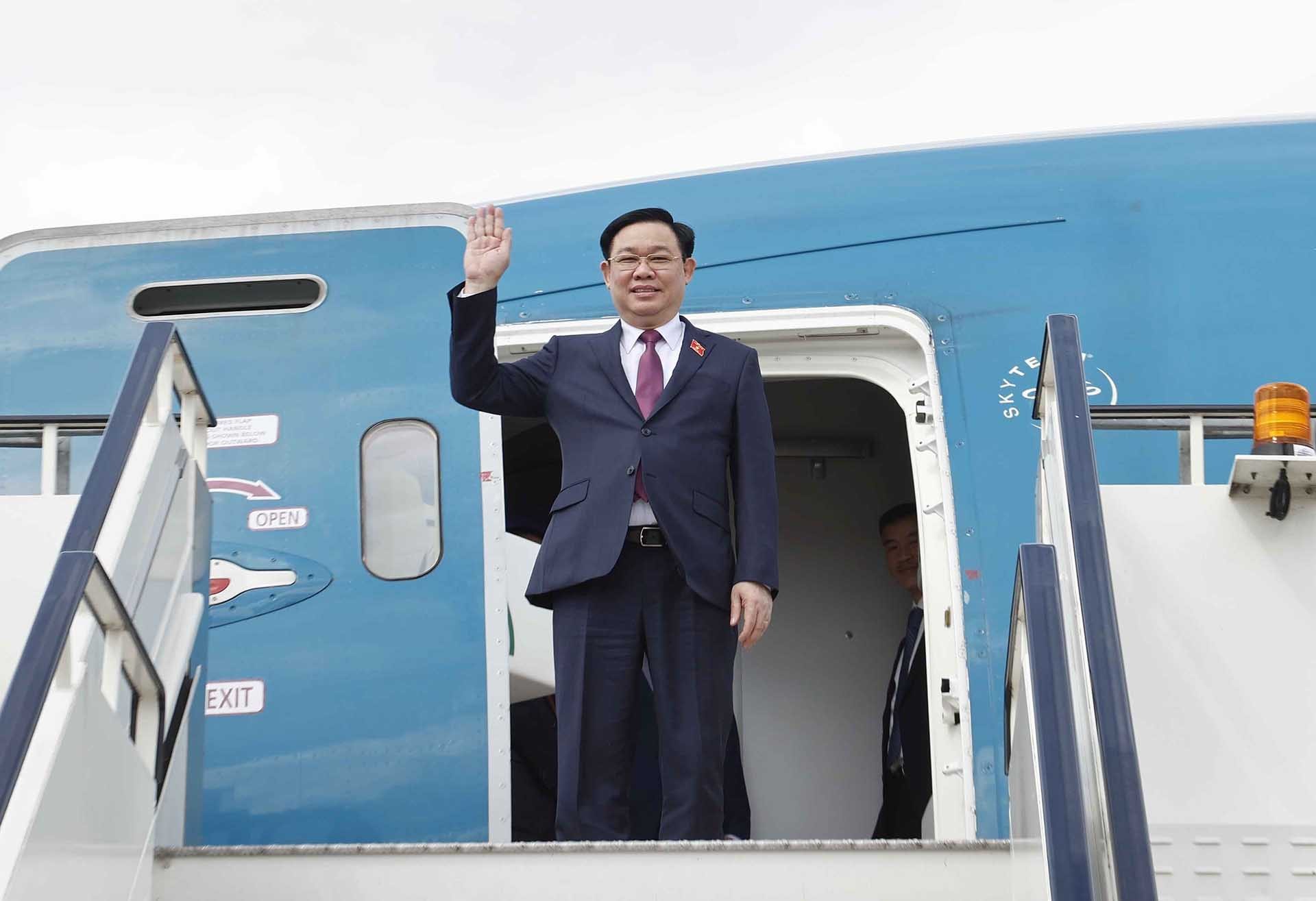 Chủ tịch Quốc hội Vương Đình Huệ đến London, bắt đầu thăm chính thức Vương quốc Anh