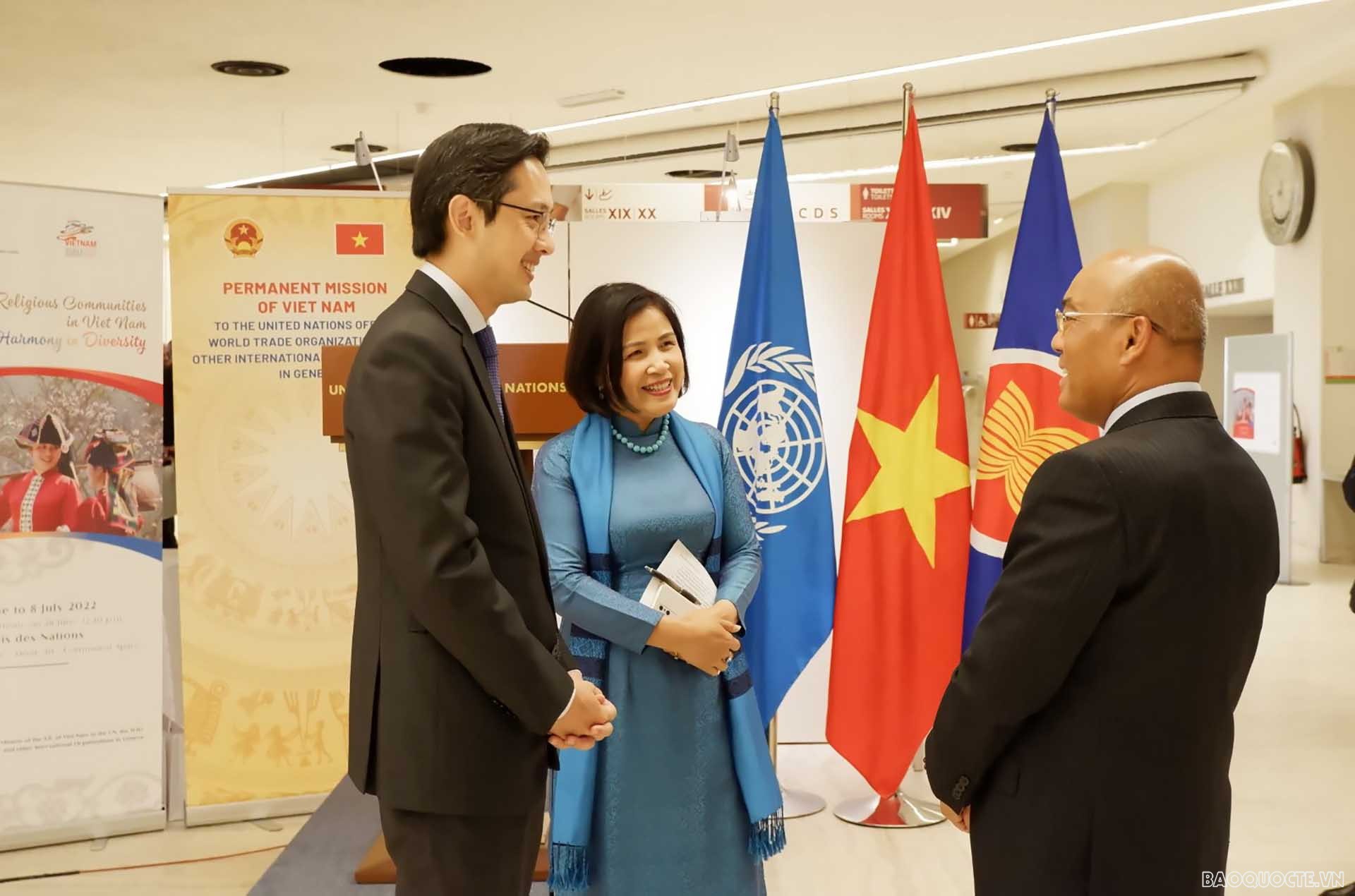 Trợ lý Bộ trưởng Đỗ Hùng Việt trao đổi với Đại sứ Lào.