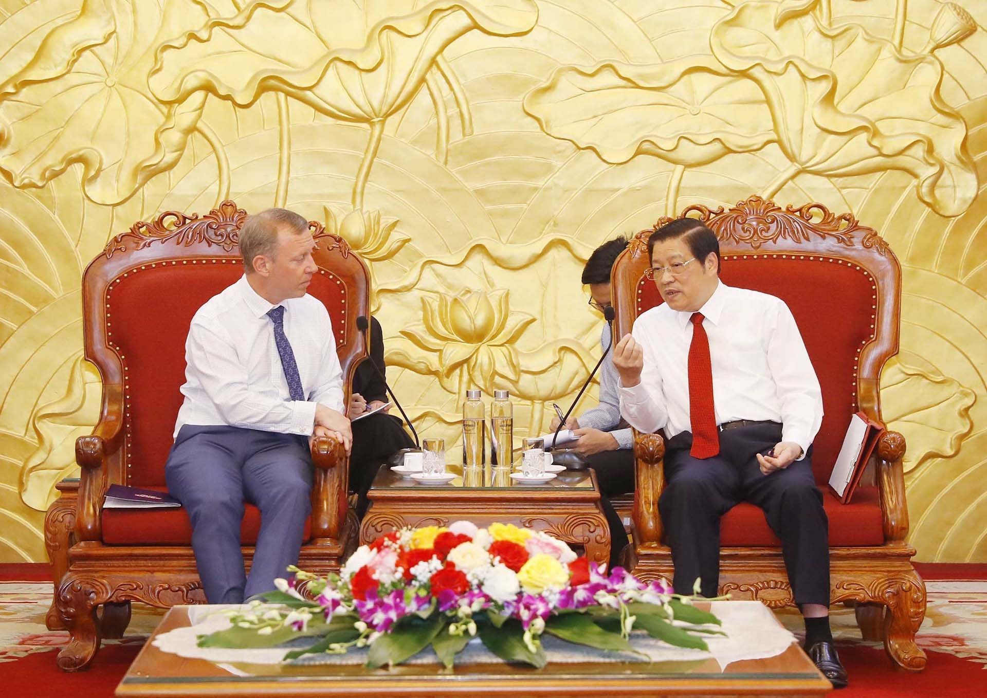 Trưởng Ban Nội chính Trung ương Phan Đình Trạc tiếp Đại sứ Anh tại Việt Nam. (Nguồn: TTXVN)