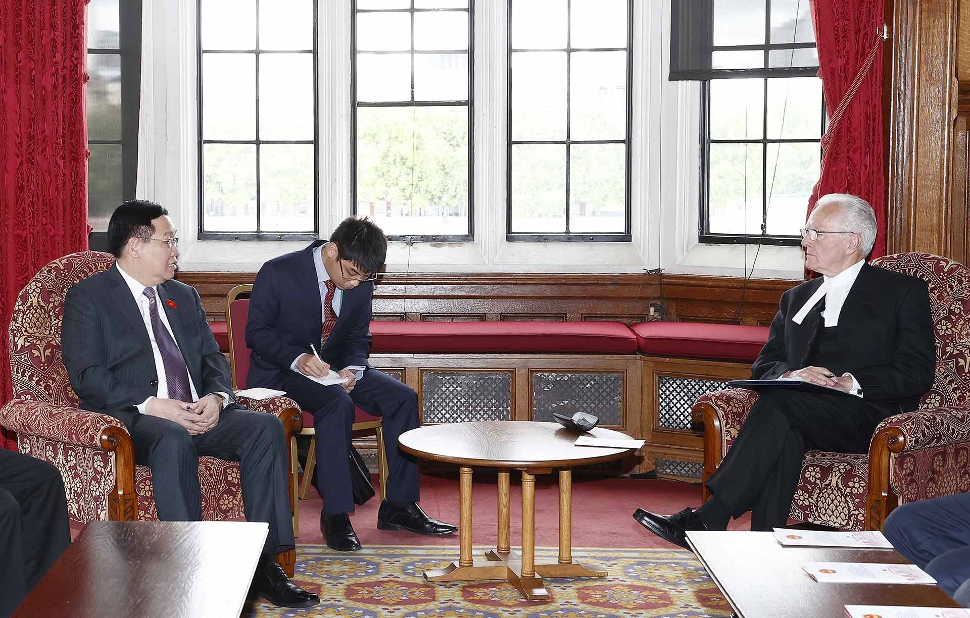 Chủ tịch Quốc hội Vương Đình Huệ hội đàm với Chủ tịch Thượng viện Anh John Mcfall. (Nguồn: TTXVN)