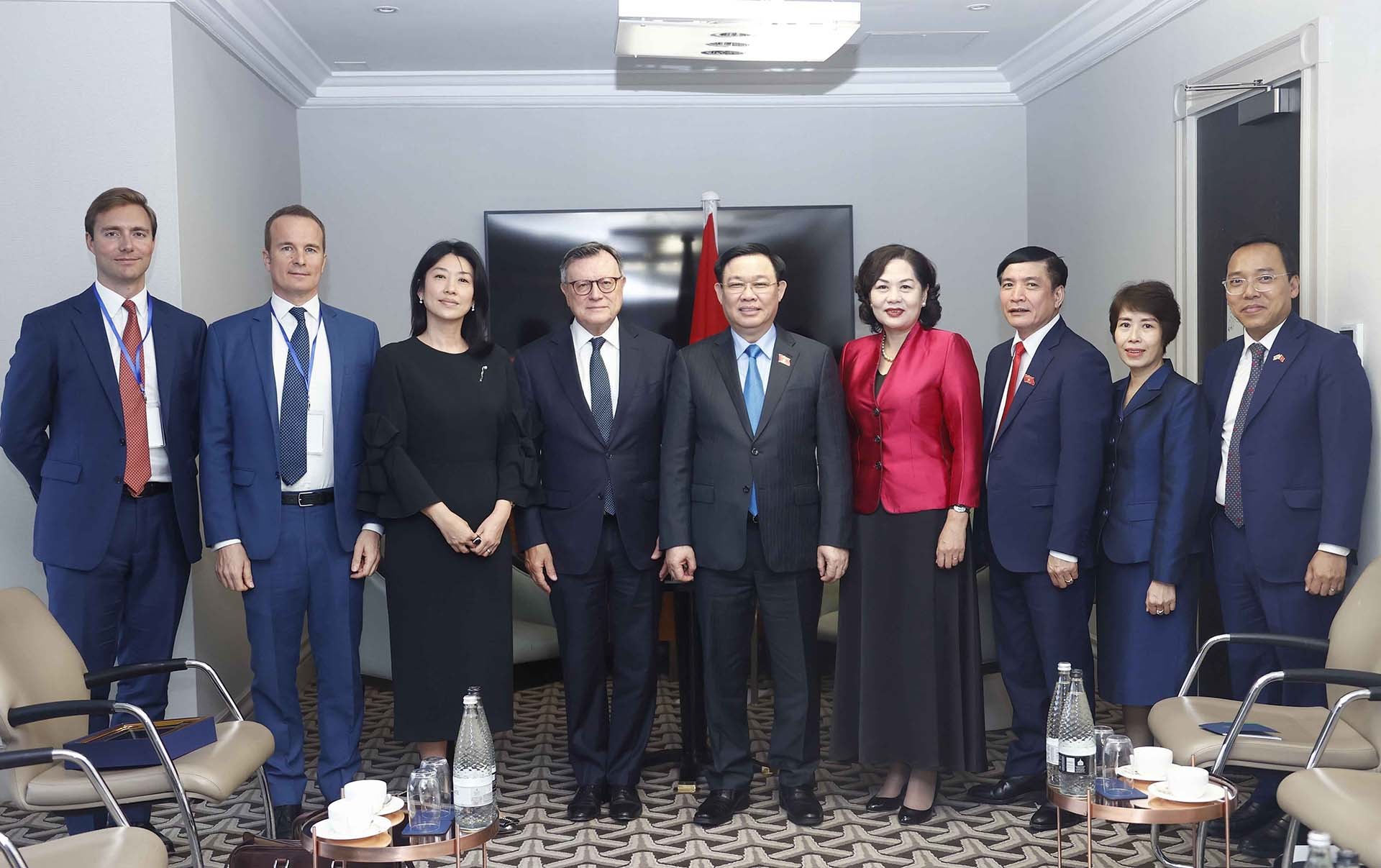 Chủ tịch Quốc hội Vương Đình Huệ tiếp Chủ tịch Tập đoàn Standard Chatered Jose Vinals. (Nguồn: TTXVN)