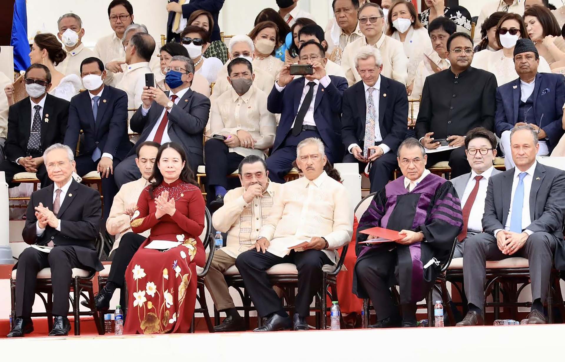 Phó Chủ tịch nước Võ Thị Ánh Xuân đã thay mặt Chủ tịch nước Nguyễn Xuân Phúc dẫn đầu đoàn đại biểu Việt Nam tham dự Lễ tuyên thệ nhậm chức của Tổng thống Philippines nhiệm kỳ 2022-2028