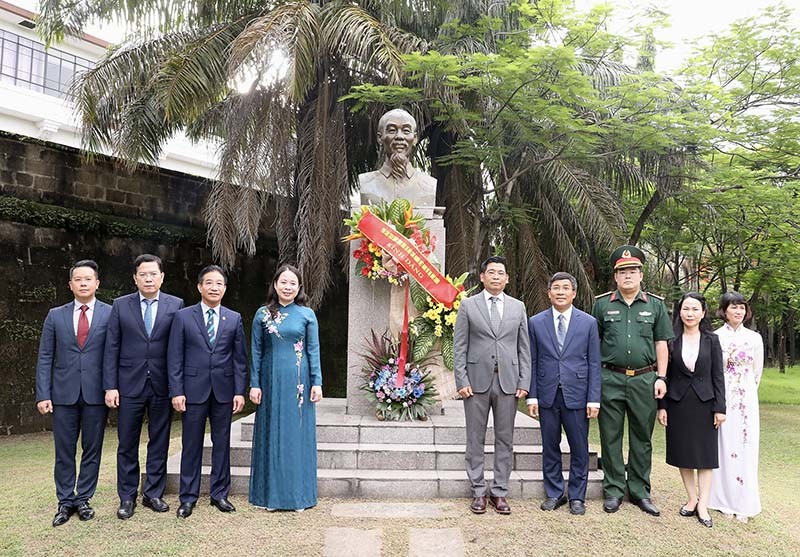Phó Chủ tịch nước Võ Thị Ánh Xuân và Đoàn đại biểu Việt Nam dâng hoa tại Tượng đài Chủ tịch Hồ Chí Minh ở thủ đô Manila. (Nguồn: TTXVN)