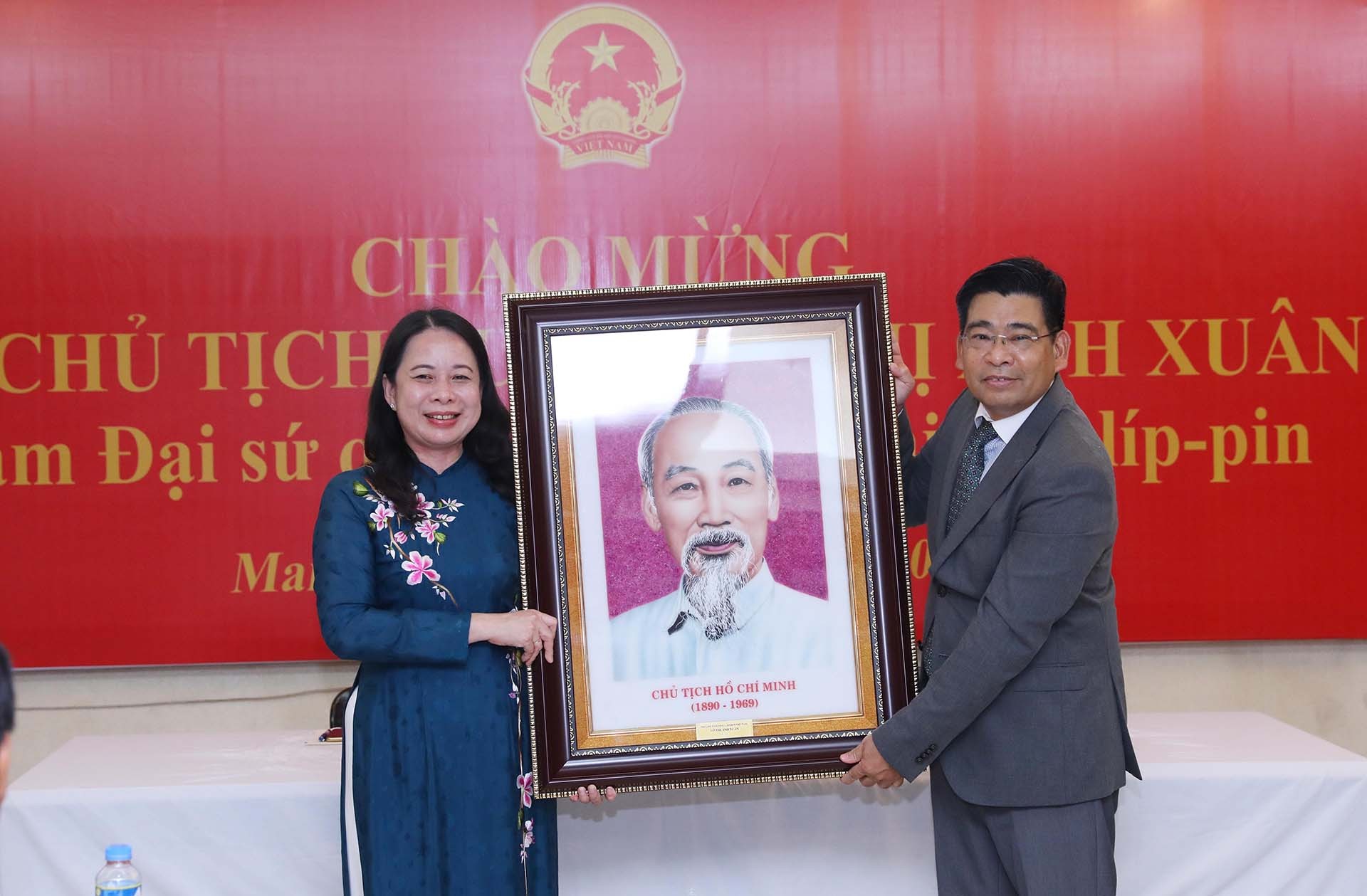 Phó Chủ tịch nước Võ Thị Ánh Xuân trao bức chân dung Chủ tịch Hồ Chí Minh tặng Đại sứ quán Việt Nam tại Philippines. (Nguồn: TTXVN)