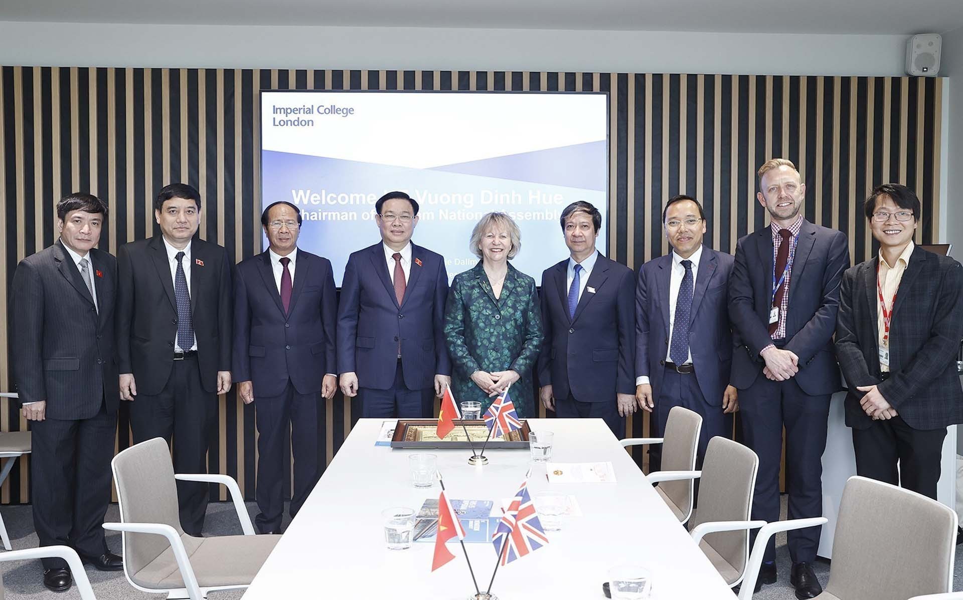 Chủ tịch Quốc hội Vương Đình Huệ với GS. Maggie Dallman, Phó Hiệu trưởng Trường Imperial College và các đại biểu. (Nguồn: TTXVN)