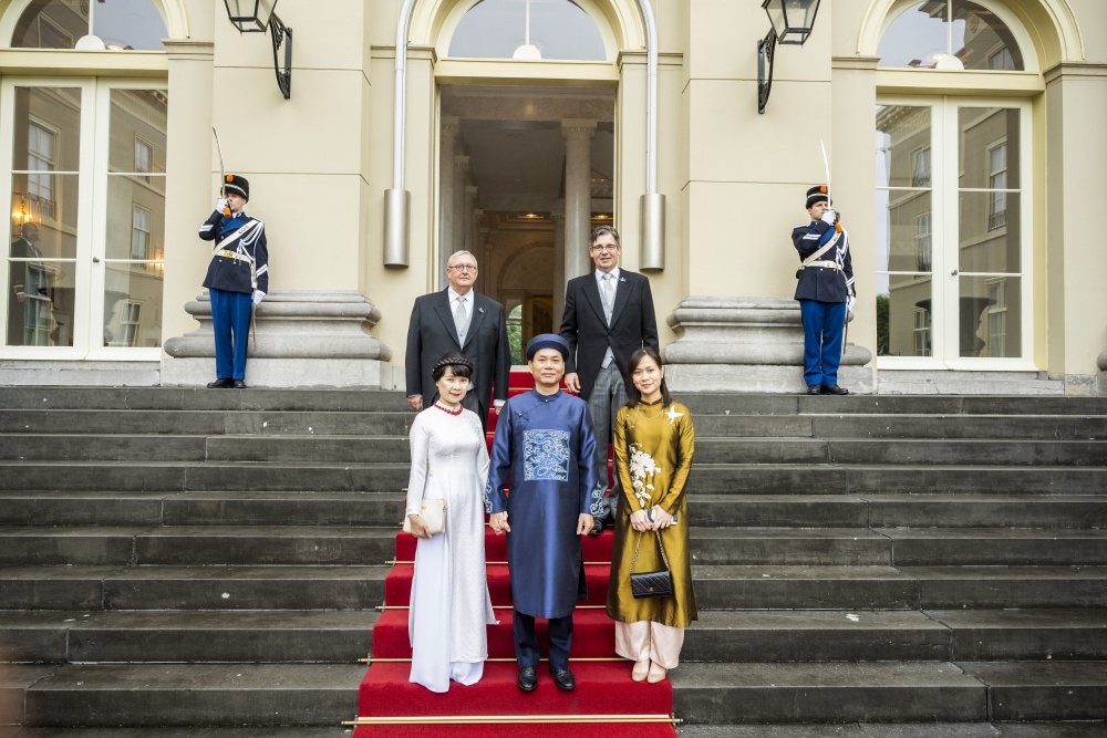 Đại sứ Phạm Việt Anh trình Quốc thư lên Nhà vua Hà Lan