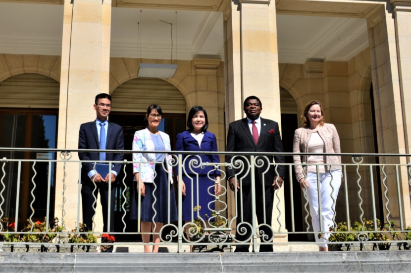 trao qua khau trang y te cua quoc hoi viet nam tang ban thu ky ipu 1