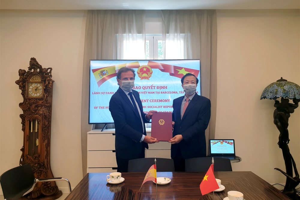 trao quyet dinh bo nhiem lanh su danh du viet nam tai barcelona tay ban nha