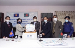 Ủy ban ASEAN tại Dhaka quyên góp vật tư y tế ủng hộ Bangladesh phòng chống dịch Covid-19