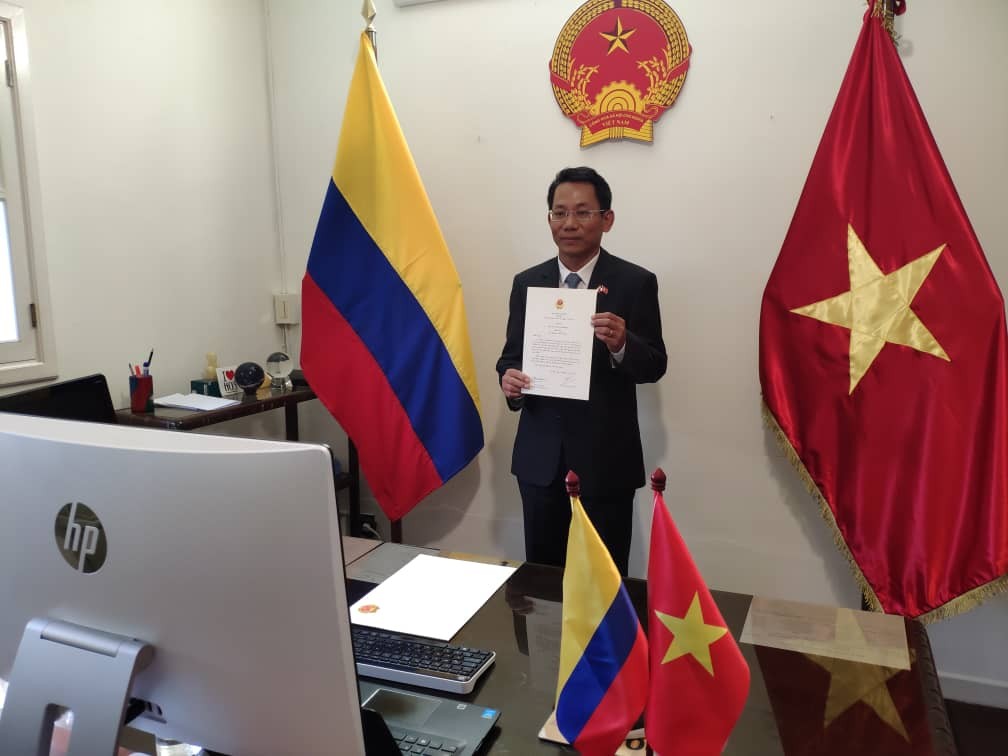 Đại sứ Việt Nam tại Venezuela kiêm nhiệm Colombia Lê Viết Duyên đã trình Thư ủy nhiệm của Chủ tịch nước Nguyễn Xuân Phúc lên Tổng thống nước Cộng hòa Colombia, Ivan Duque 