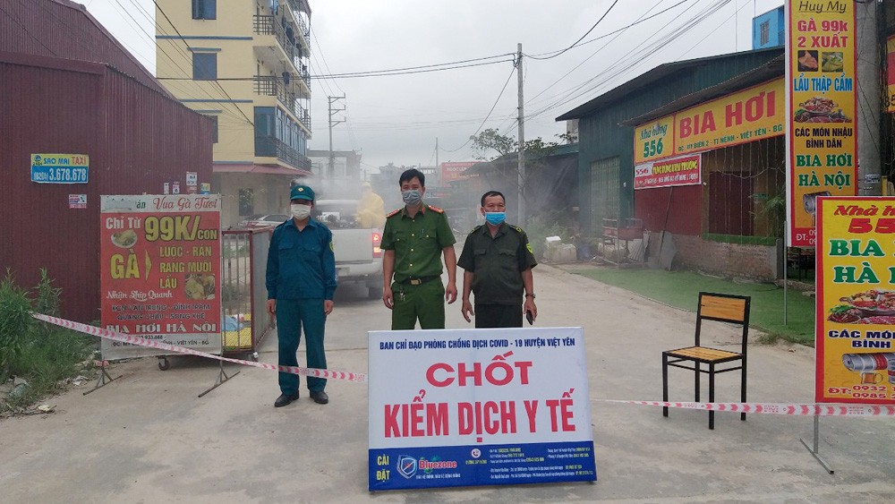 Lực lượng chức năng thị trấn Nếnh lập chốt kiểm soát phòng dịch tại tổ dân phố My Điền 2. (Nguồn: Báo Bắc Giang.)