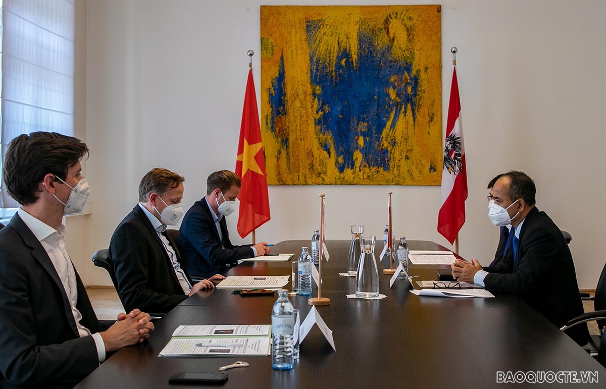 Thứ trưởng Thường trực Bộ Kinh tế và Kỹ thuật số Áo Michael Esterl đã tiếp và làm việc với Đại sứ Việt Nam tại Áo Nguyễn Trung Kiên.