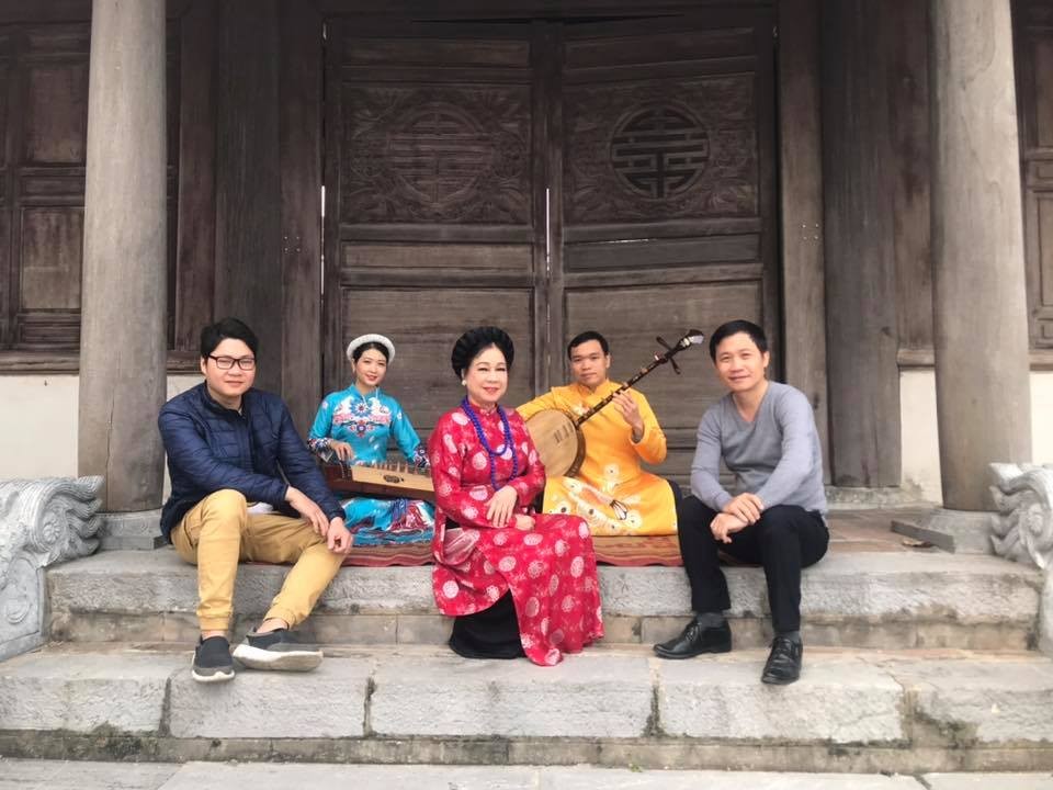 Nghệ sĩ Nguyễn Quang Long và các nghệ sĩ trong nhóm Ngâm Kiều toàn tập. (Ảnh: NVCC)