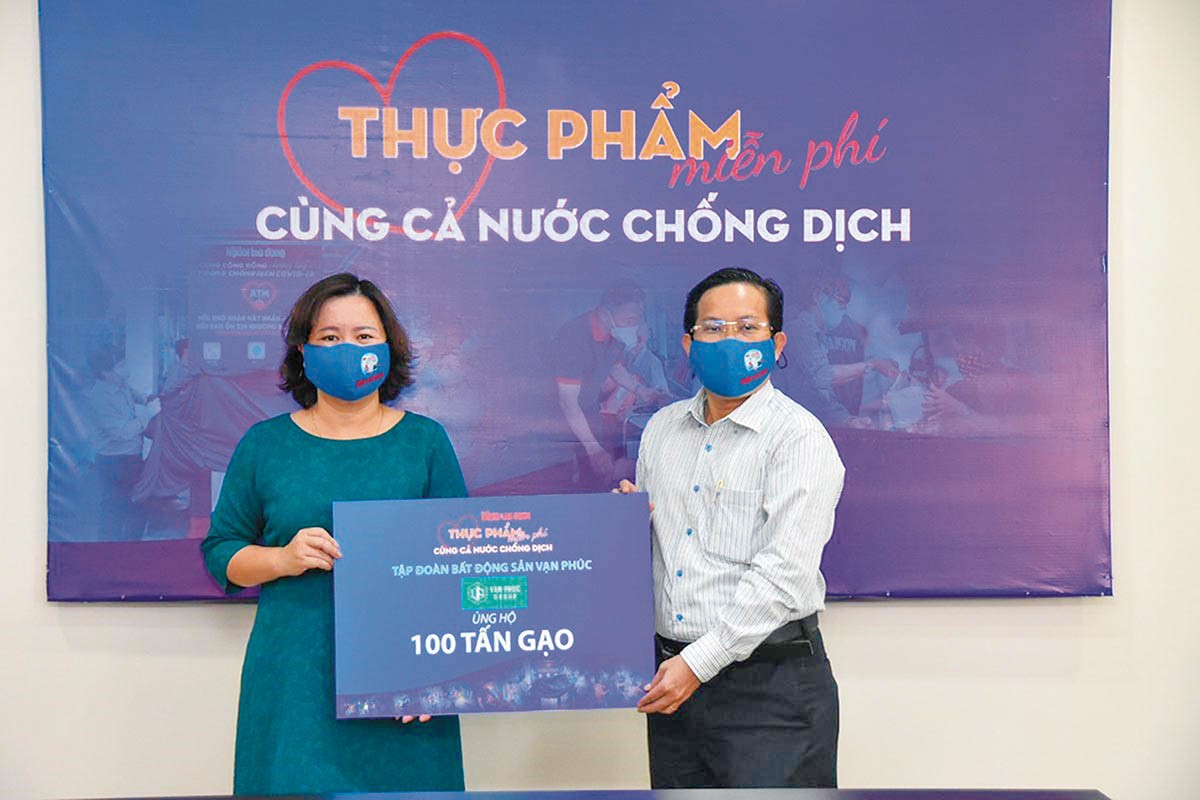 Đại diện Van Phuc Group trao tặng 100 tấn gạo tại chương trình. Đại diện Van Phuc Group trao tặng 100 tấn gạo tại chương trình.