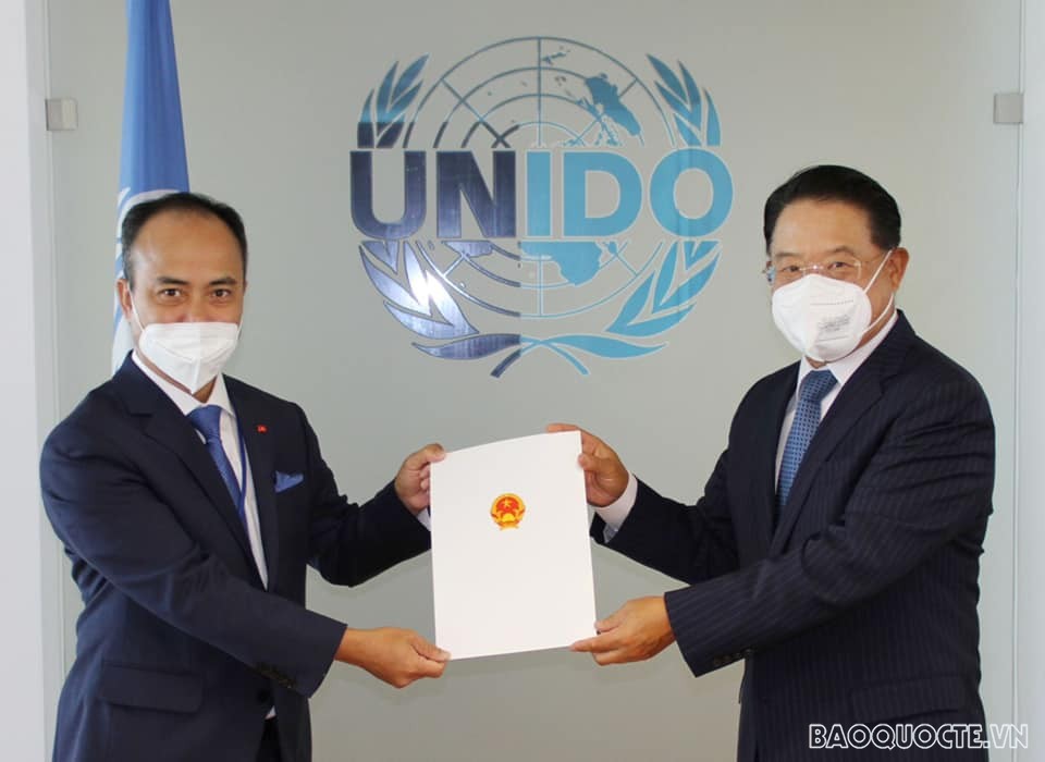 Đại sứ Nguyễn Trung Kiên, Đại diện thường trực Việt Nam tại Tổ chức Phát triển Công nghiệp Liên hợp quốc, trình Thư ủy nhiệm tới Tổng Giám đốc UNIDO Li Yong.