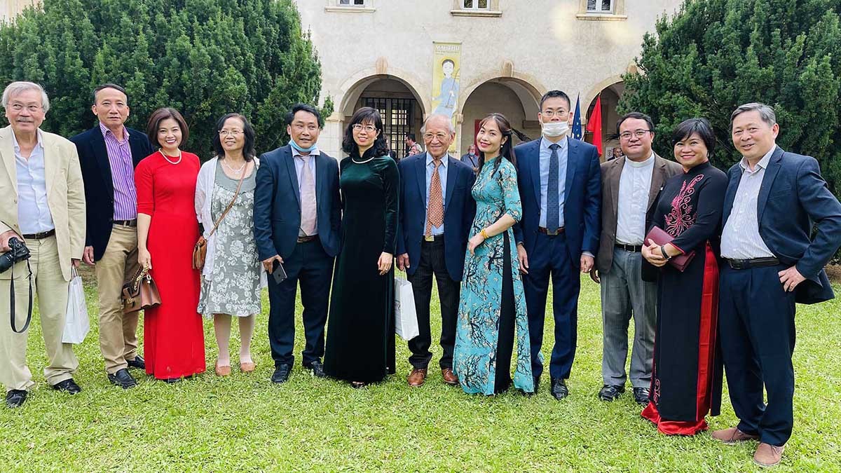 Đại sứ Lê Thị Hồng Vân và các đại biểu chụp ảnh lưu niệm. (Nguồn: Phái đoàn Việt Nam bên cạnh UNESCO)