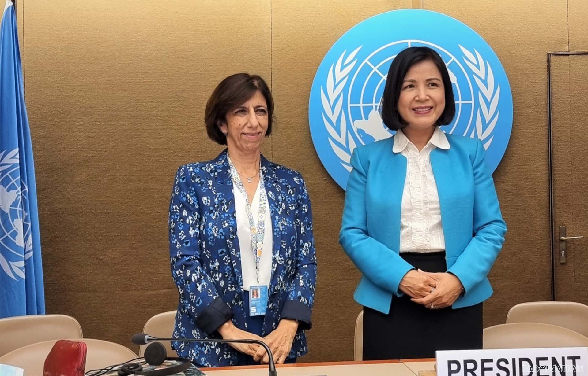 Đại sứ Lê Thị Tuyết Mai, chủ trì Phiên họp sáng 26/7 và Bà Teresa Moreira, Trưởng bộ phận cạnh tranh và chính sách người tiêu dùng của UNCTAD.