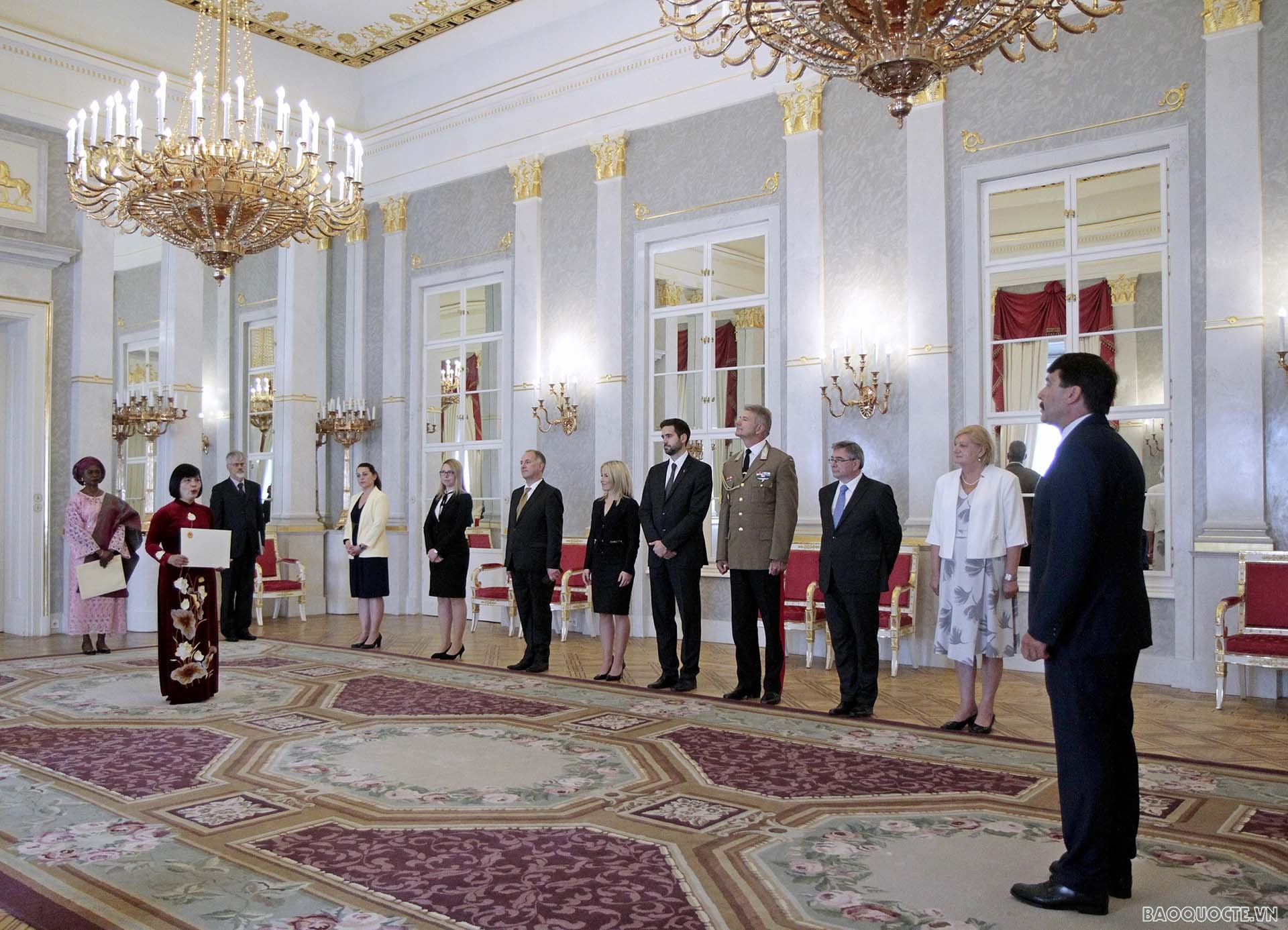 Đại sứ Nguyễn Thị Bích Thảo trình Thư ủy nhiệm lên Tổng thống Hungary János Áder.