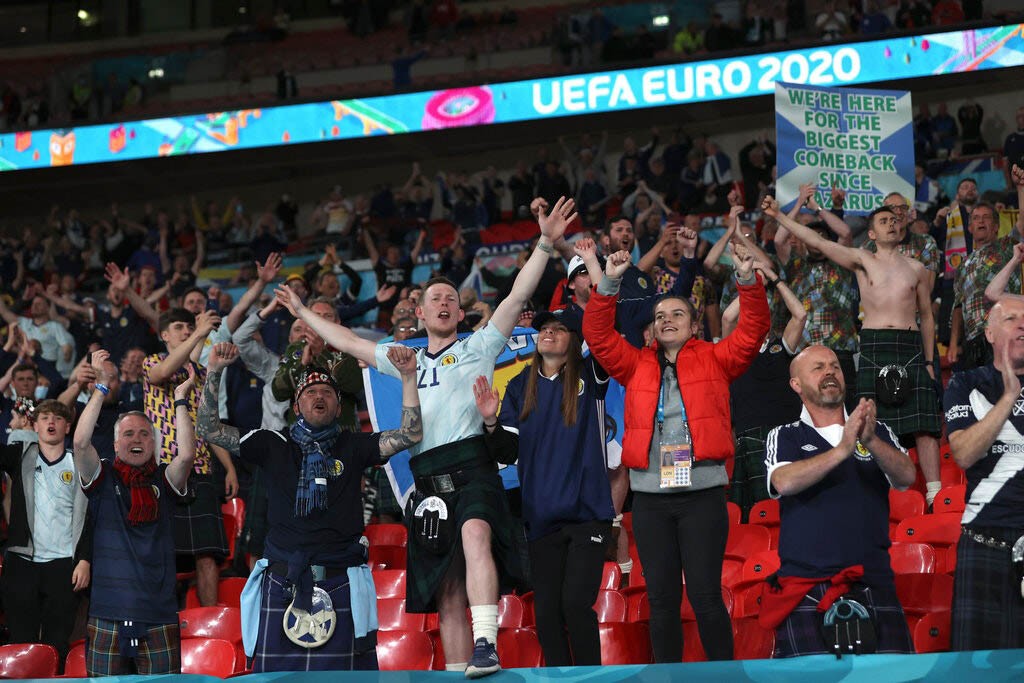 Các CĐV Scotland cổ vũ cho đội tuyển tại trận đấu giữa Anh-Scotland, thuộc khuôn khổ EURO 2020 diễn ra ngày 18/6. (Nguồn: AP)