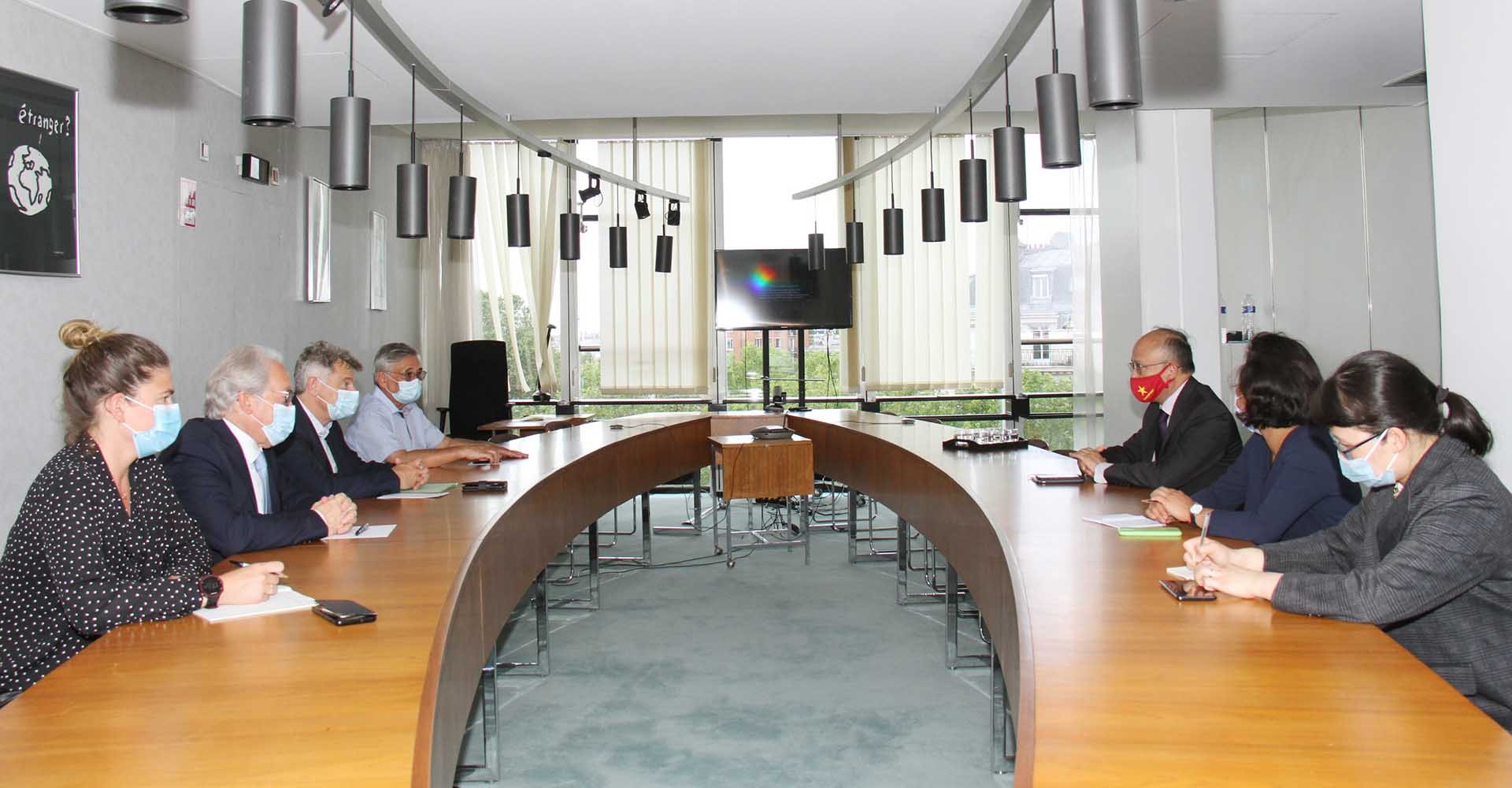 Đại sứ Đinh Toàn Thắng chào xã giao Bí thư toàn quốc Đảng Cộng sản Pháp Fabien Roussel