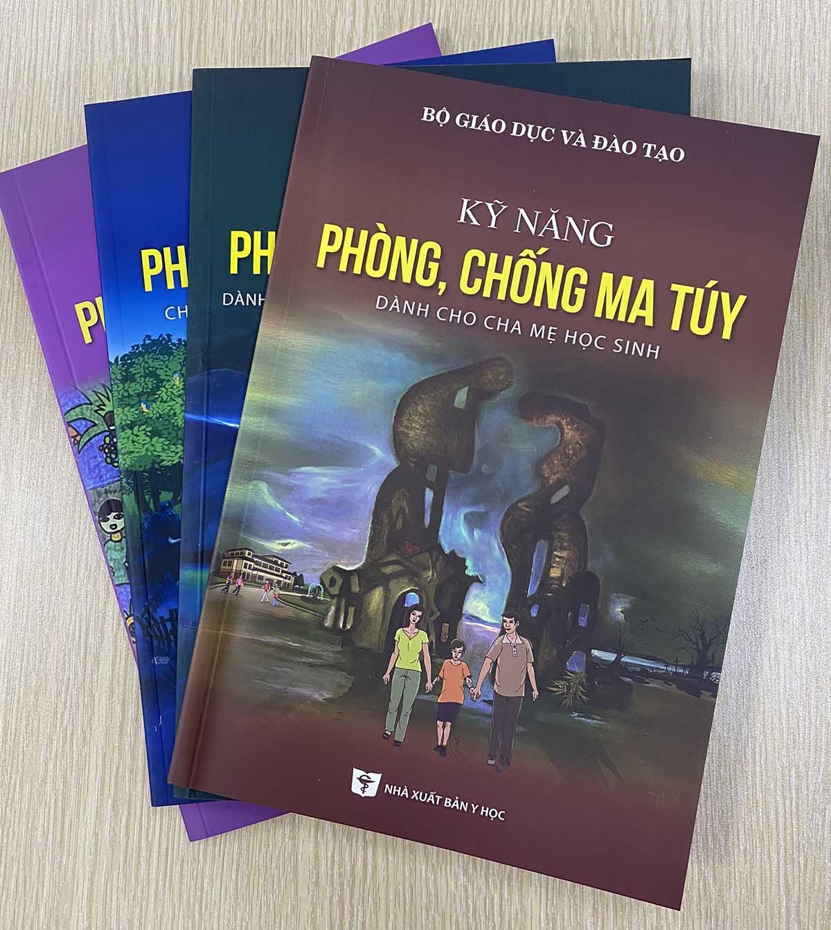 Bộ tài liệu cung cấp cho người đọc nhiều kiến thức, kỹ năng phòng chống ma túy Bộ tài liệu cung cấp cho người đọc nhiều kiến thức, kỹ năng phòng chống ma túy