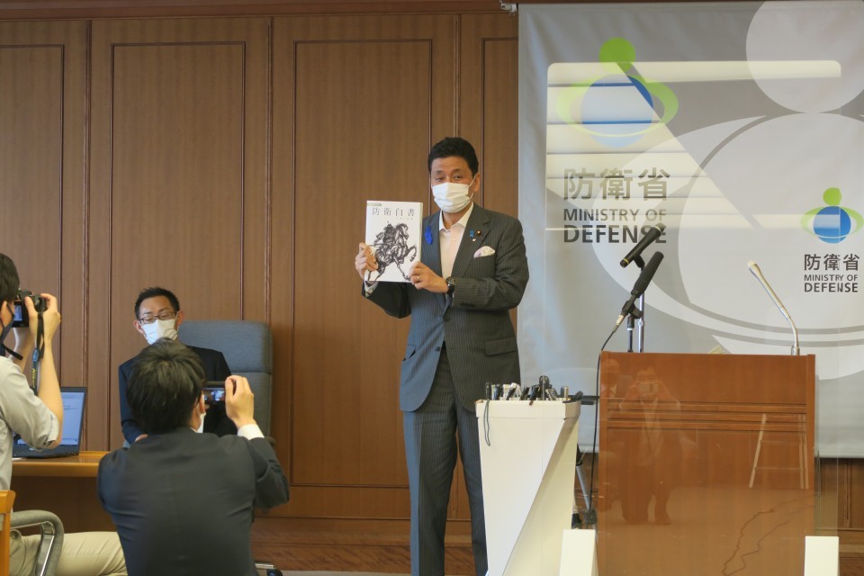 Bộ trưởng Quốc phòng Nhật Bản Nobuo Kishi giới thiệu sách trắng quốc phòng năm nay tại một cuộc họp báo ở Tokyo vào ngày 13/7. (Nguồn: Kyodo)