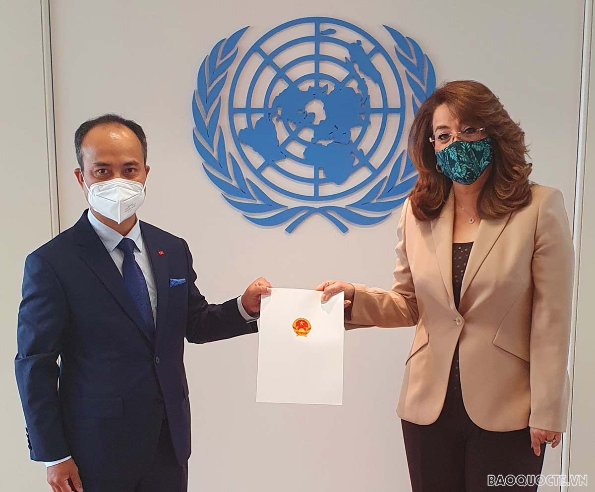 Đại sứ Nguyễn Trung Kiên, Đại diện thường trực Việt Nam bên cạnh các cơ quan quan của Liên hợp quốc tại Vienna trình Thư ủy nhiệm tới bà Ghada Fathi Waly, Giám đốc điều hành Văn phòng Liên hợp quốc tại Vienna kiêm Tổng Giám đốc Văn phòng Liên hợp quốc về Tội phạm và ma túy. 