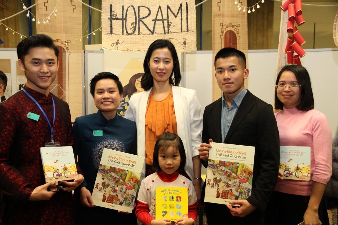 Học viện HORAMI của chị Hạnh Nguyễn Schwanke (giữa) đồng hành với các bạn trẻ trong hành trình tiếng Việt thông qua các cuốn sách như từ điển Meine kleine Welt/Thế giới quanh em. (Ảnh: NVCC)