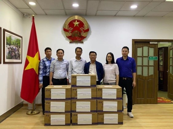 Hội trưởng Hội Việt kiều tỉnh Vân Nam, ông Phạm Gia Đức trao vật tư y tế cho Tổng Lãnh sự quán hỗ trợ người dân Việt Nam chống dịch Covid-19