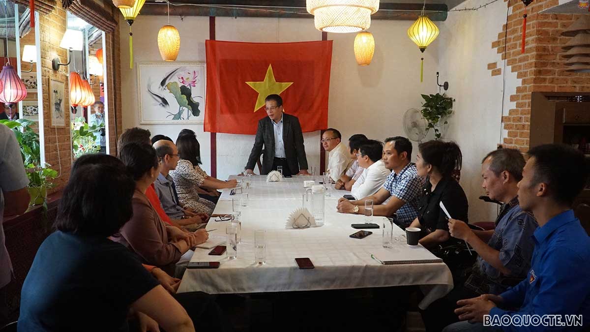 Đại sứ Đặng Minh Khôi buổi làm việc với đại diện cộng đồng người Việt ở St. Petersburg
