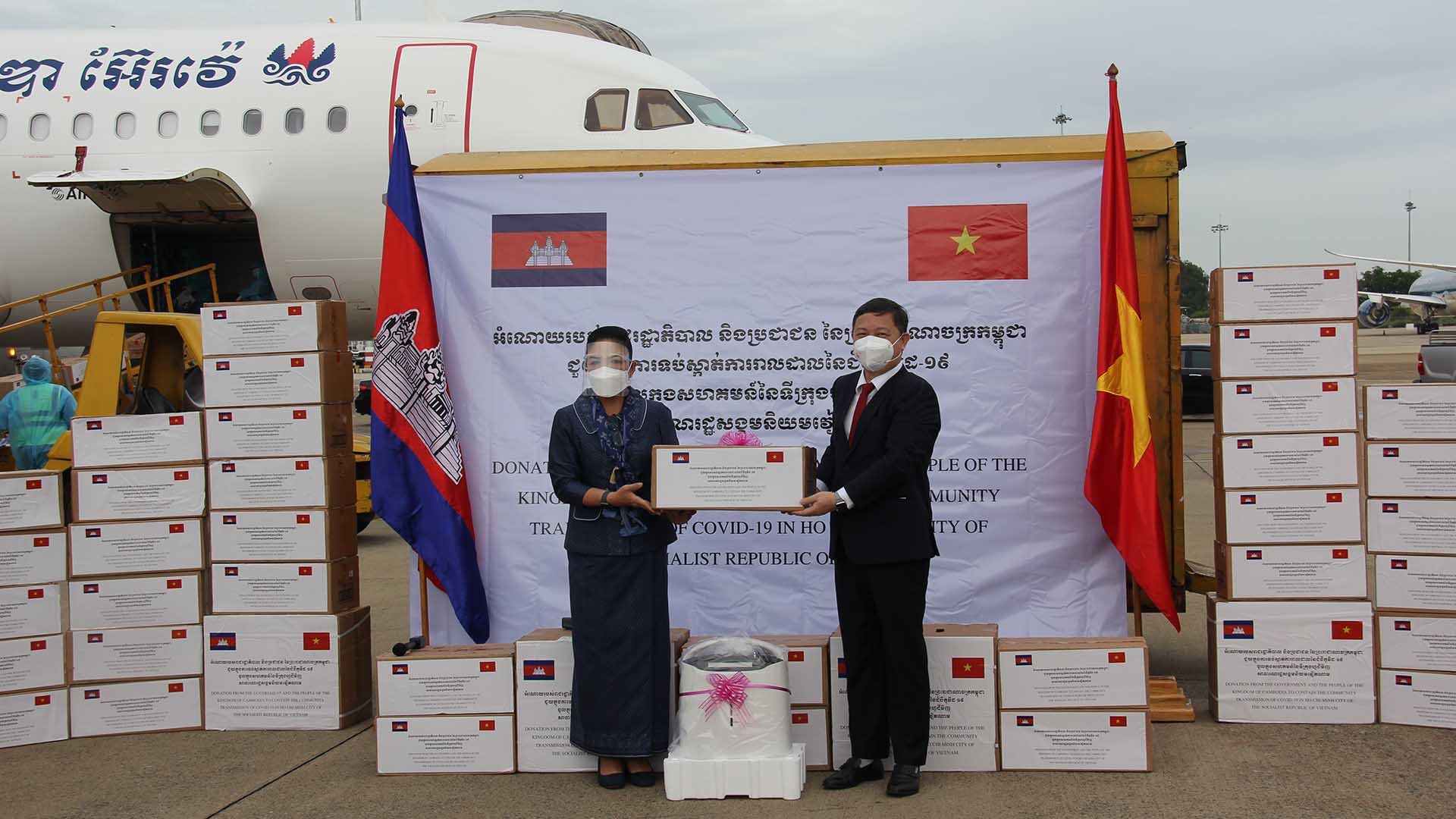 Ủy ban nhân dân Thành phố Hồ Chí Minh tổ chức lễ tiếp nhận lô hàng do Chính phủ và nhân dân Vương quốc Campuchia gửi tặng hỗ trợ Thành phố Hồ Chí Minh phòng, chống dịch Covid-19.